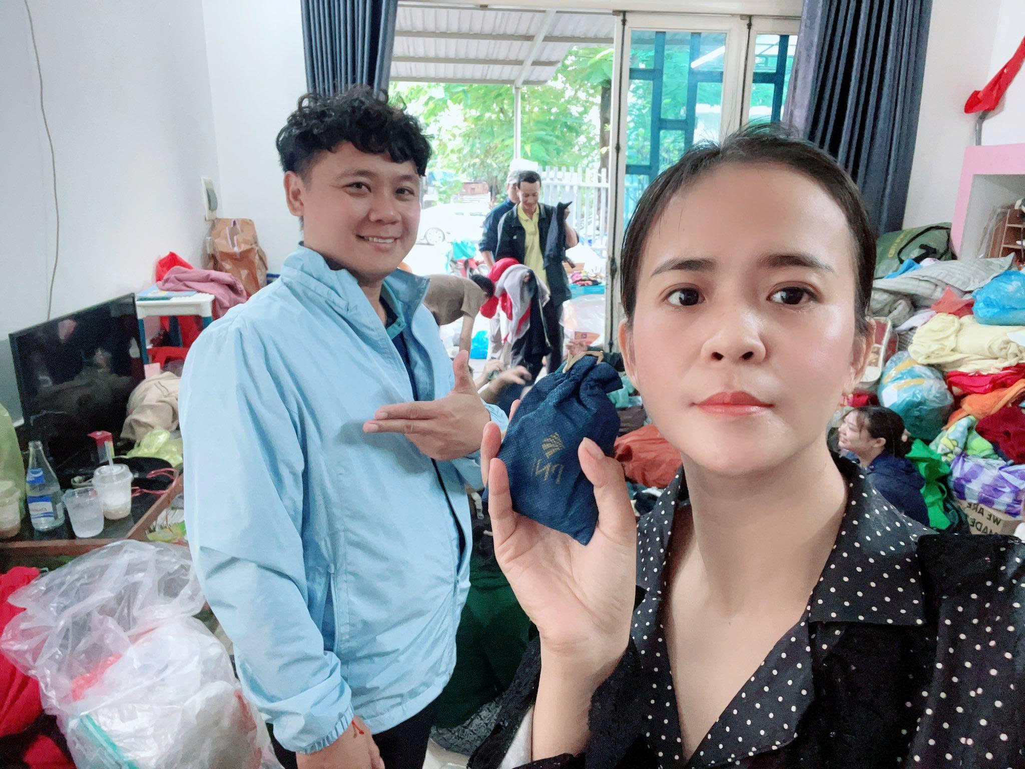 T&uacute;i v&agrave;ng &lsquo; đi lạc &rsquo; trong đồ cứu trợ Đ&agrave; Nẵng v&agrave; c&aacute;i kết ấm l&ograve;ng - Ảnh 1.