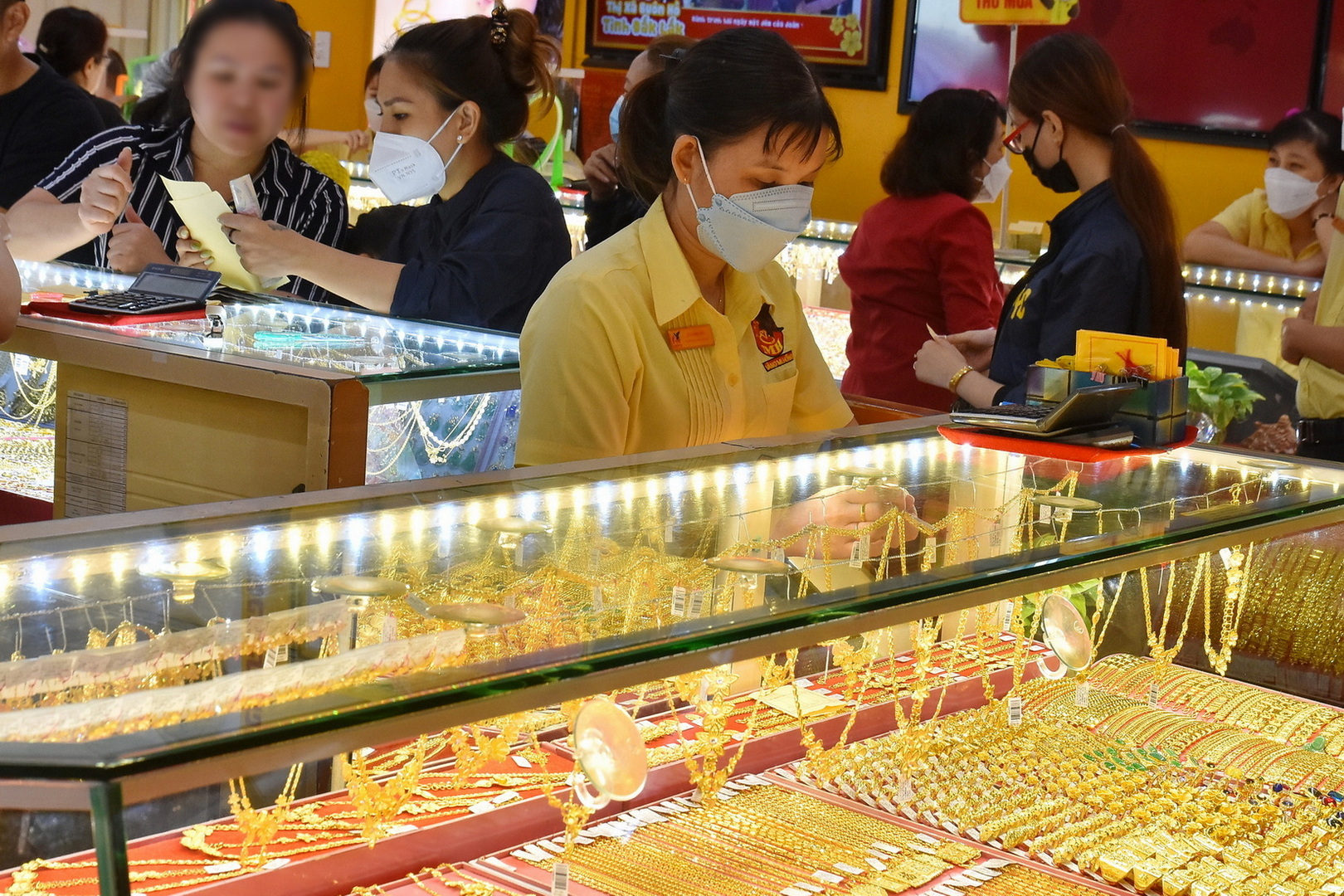 Đ&aacute;nh thuế giao dịch v&agrave;ng miếng: Ai sẽ l&agrave; người phải nộp? - Ảnh 1.