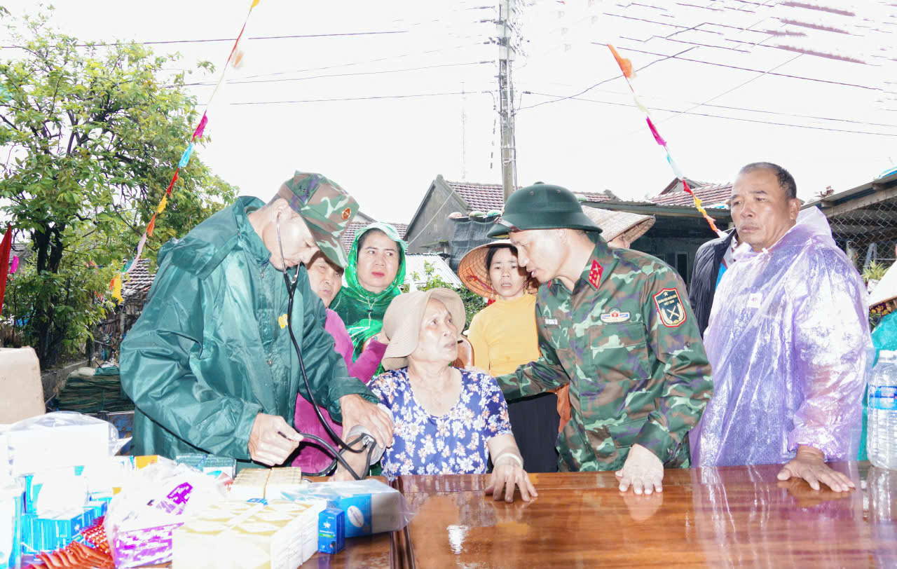 Thủ tướng chỉ đạo loạt giải ph&aacute;p khắc phục hậu quả mưa lũ lịch sử ở Nam Trung Bộ  - Ảnh 1.