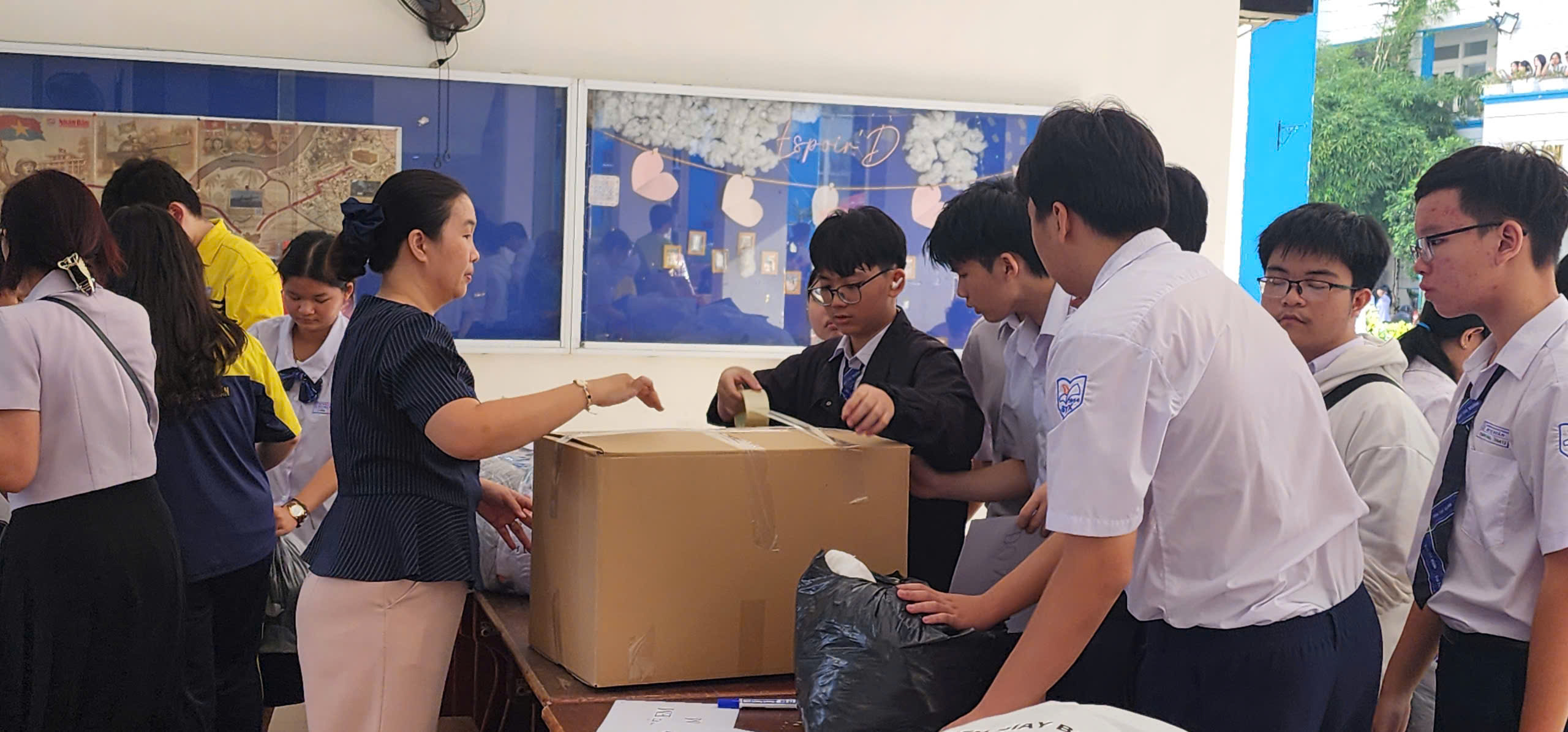 Học sinh TP HCM "tay x&aacute;ch n&aacute;ch mang" v&igrave; miền Trung ruột thịt  - Ảnh 1.