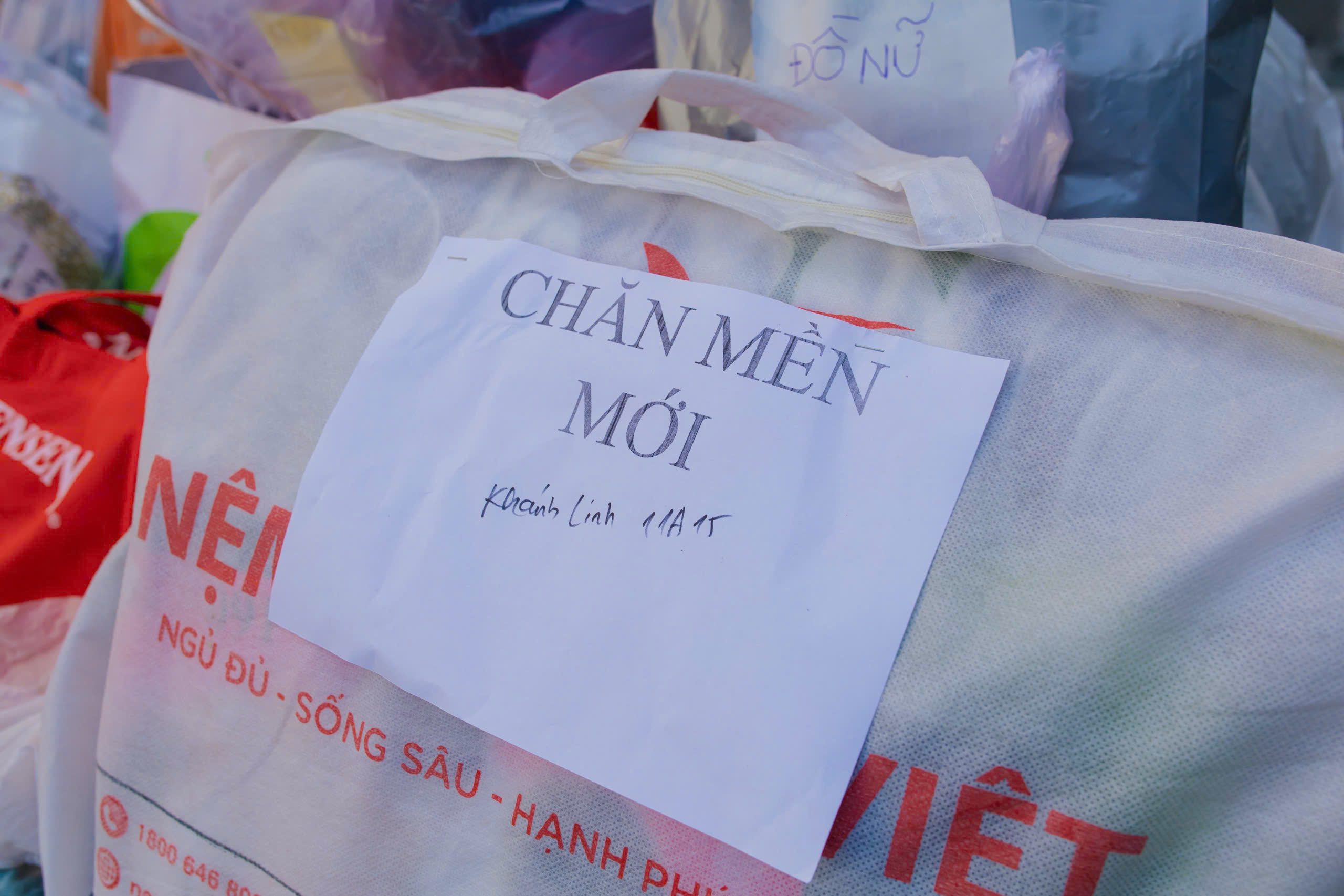 Học sinh TP HCM "tay x&aacute;ch n&aacute;ch mang" v&igrave; miền Trung ruột thịt  - Ảnh 8.