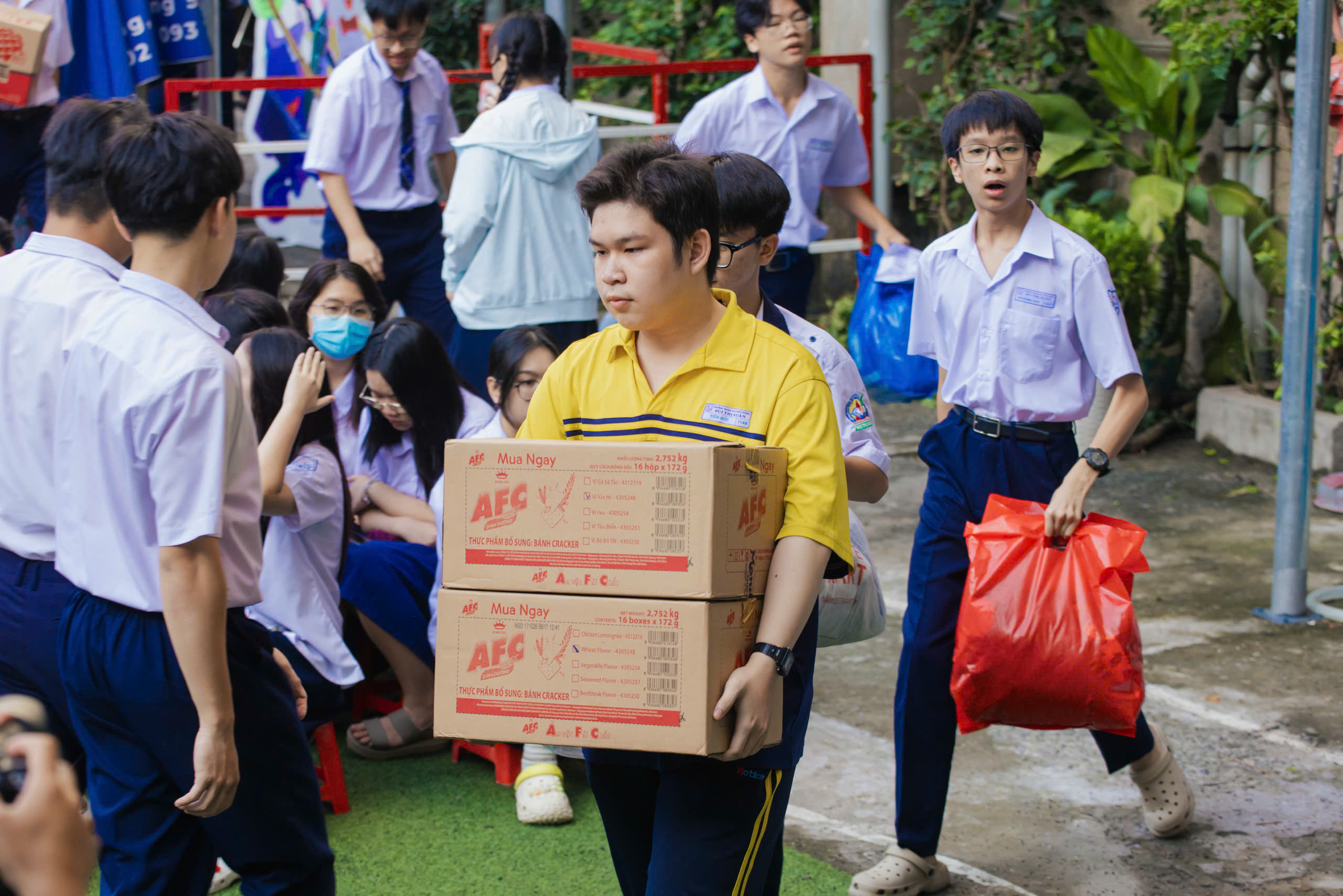 Học sinh TP HCM "tay x&aacute;ch n&aacute;ch mang" v&igrave; miền Trung ruột thịt  - Ảnh 2.