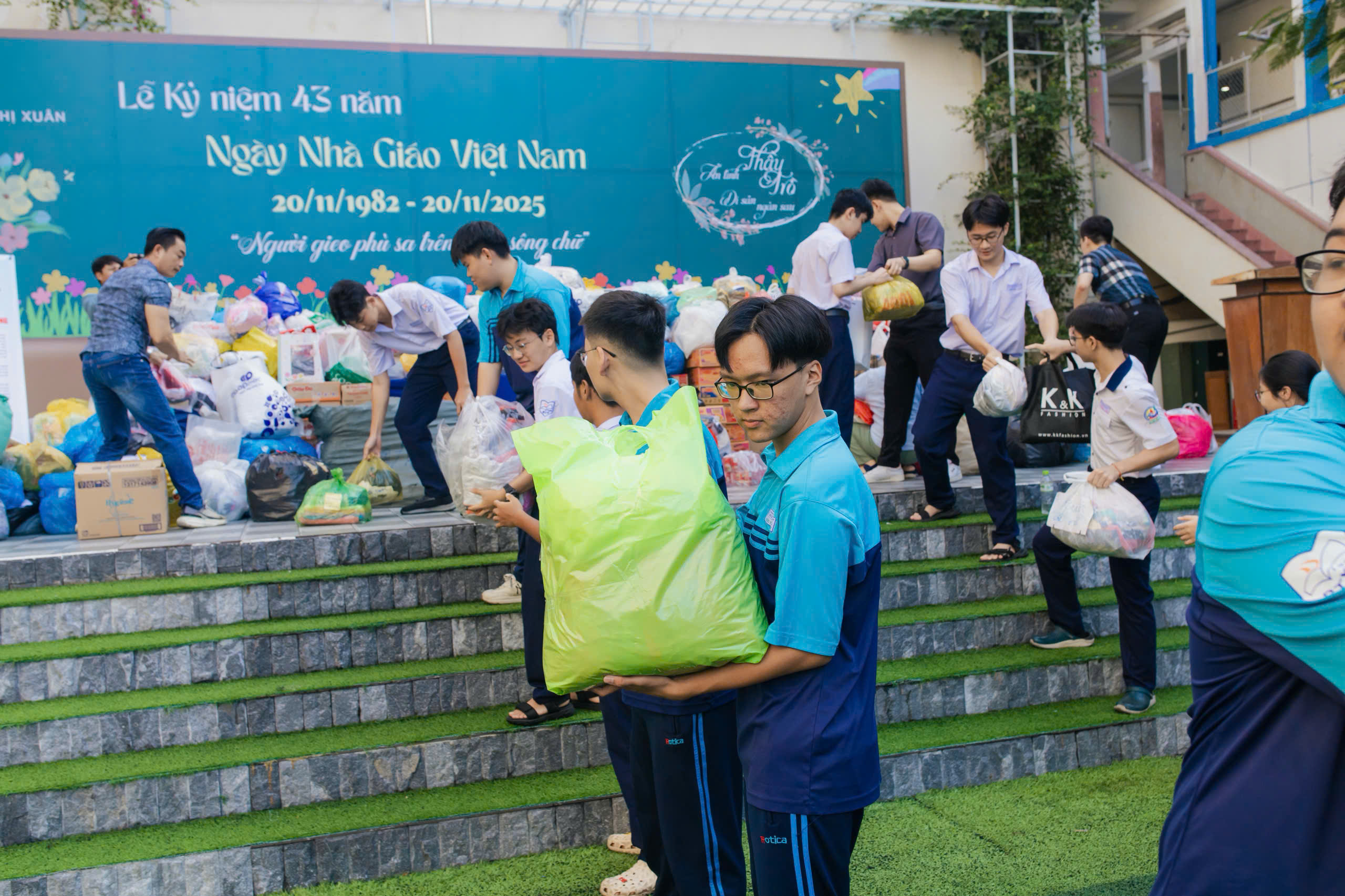 Học sinh TP HCM "tay x&aacute;ch n&aacute;ch mang" v&igrave; miền Trung ruột thịt  - Ảnh 3.