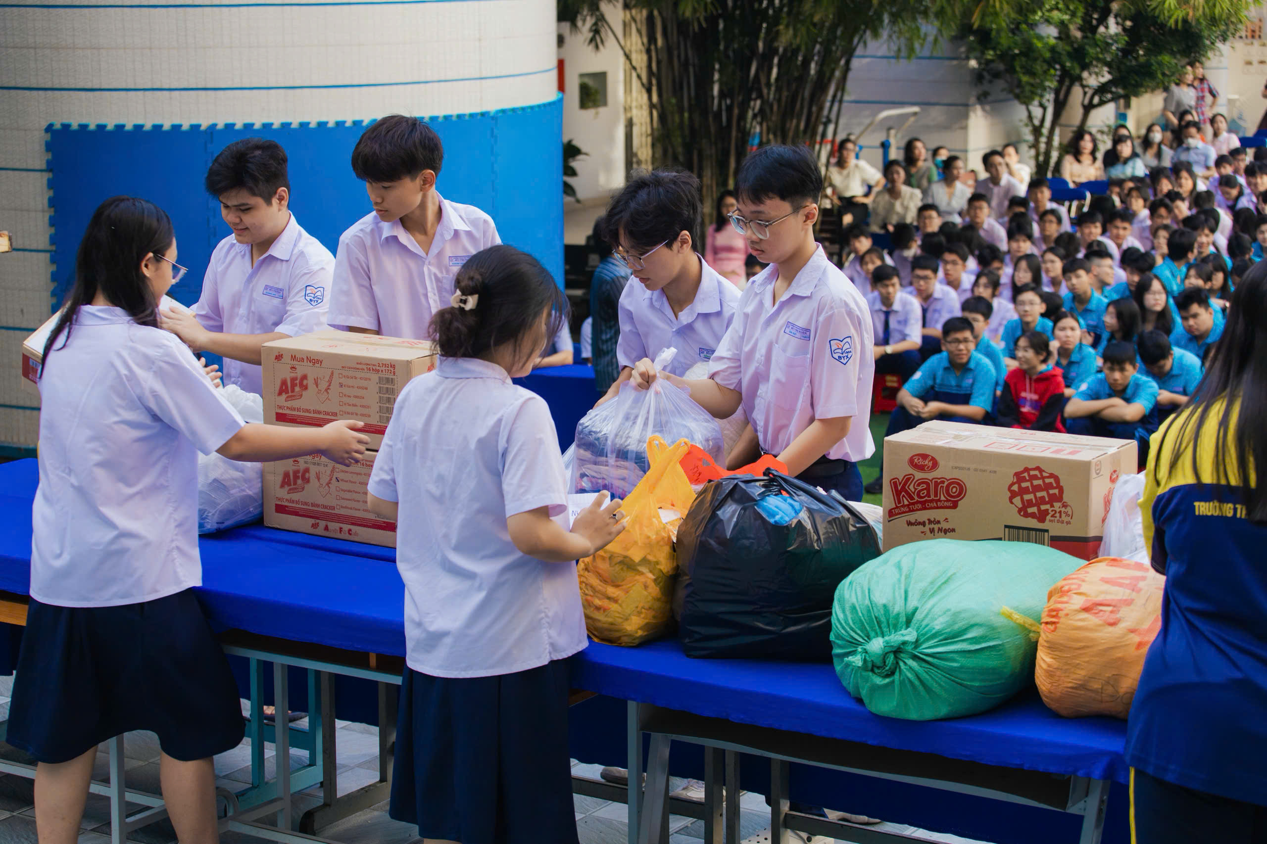 Học sinh TP HCM "tay x&aacute;ch n&aacute;ch mang" v&igrave; miền Trung ruột thịt  - Ảnh 9.
