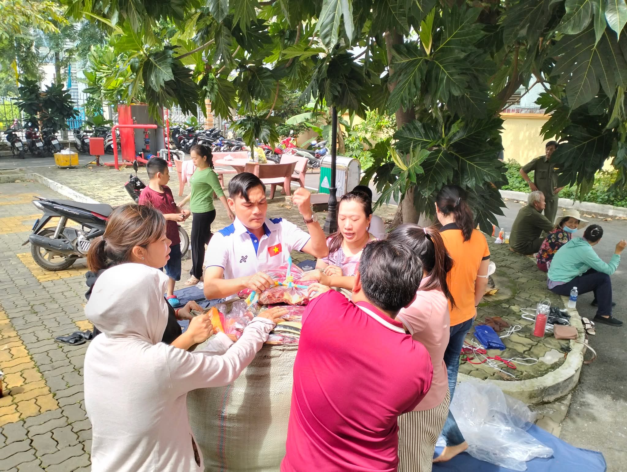 Đo&agrave;n vi&ecirc;n, người lao động TP HCM hướng tr&aacute;i tim về đồng b&agrave;o miền Trung - Ảnh 1.