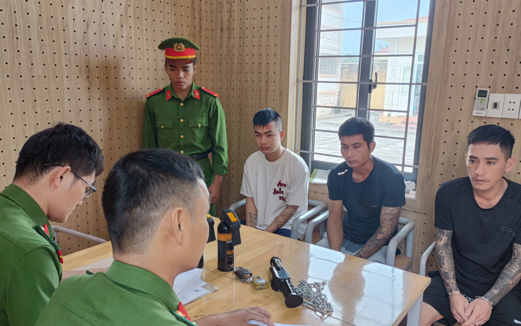 Nhóm đối tượng tra tấn nữ nhân viên quán karaoke vì "không nghe lời"