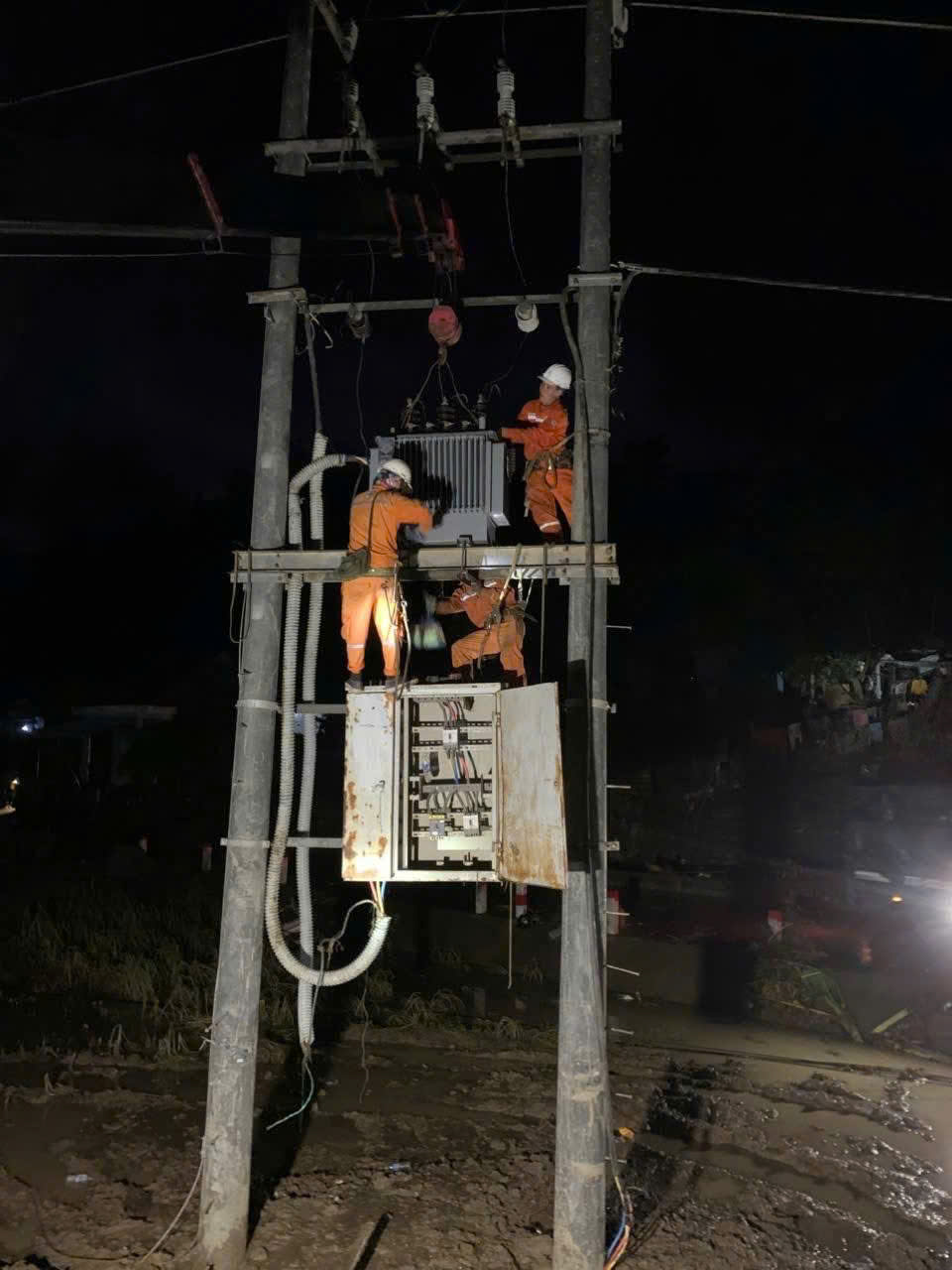 Cán bộ ngành điện nỗ lực khôi phục điện cho dân vùng lũ miền Trung - Ảnh 11.