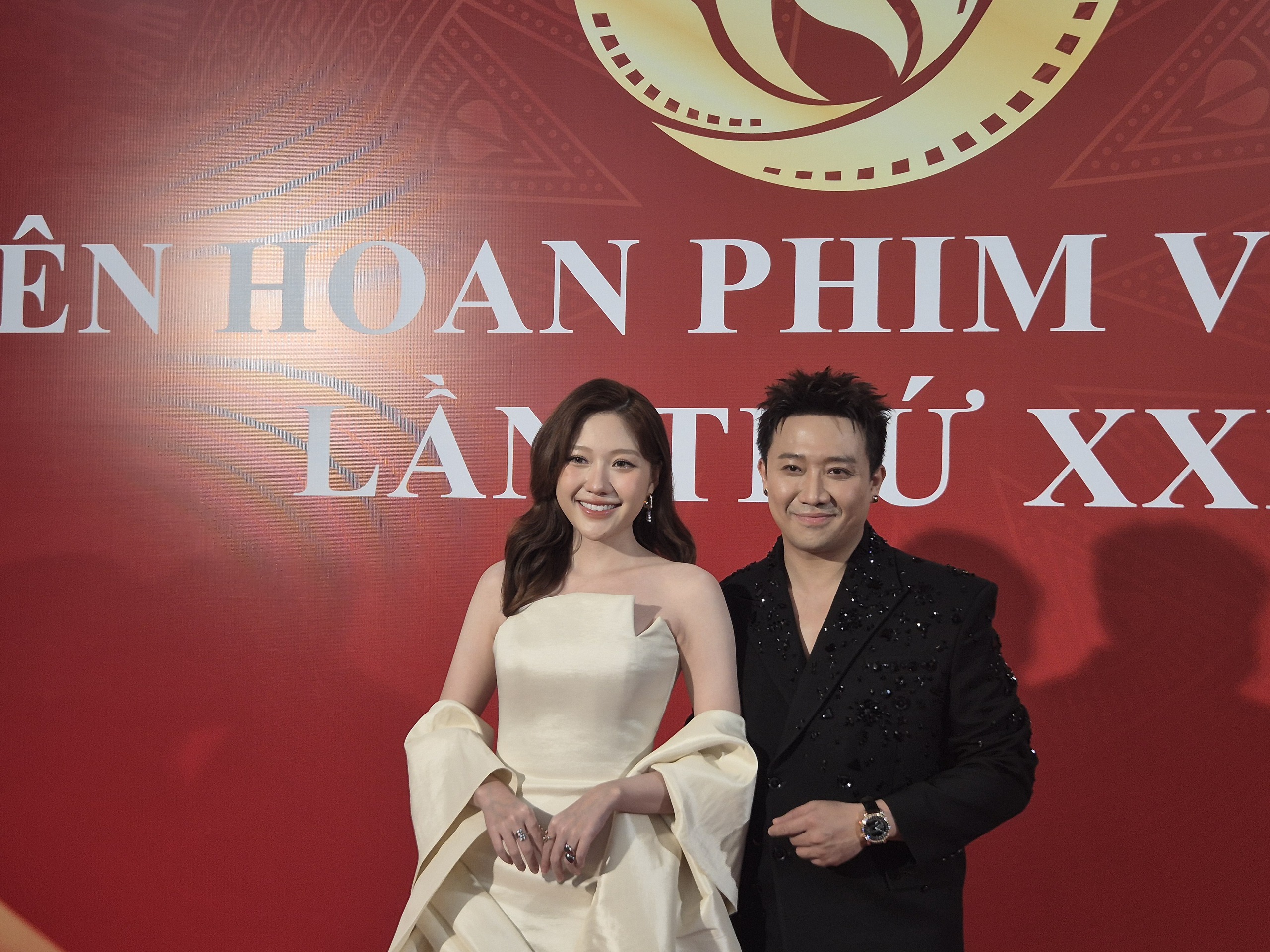 Trấn Thành, dàn mỹ nam "Mưa đỏ"… khuấy động thảm đỏ! - Ảnh 4.