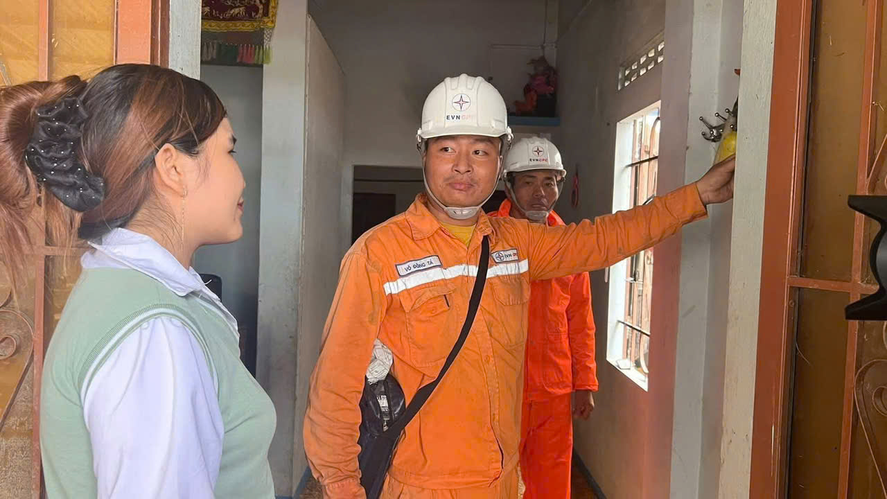 Cán bộ ngành điện nỗ lực khôi phục điện cho dân vùng lũ miền Trung - Ảnh 24.