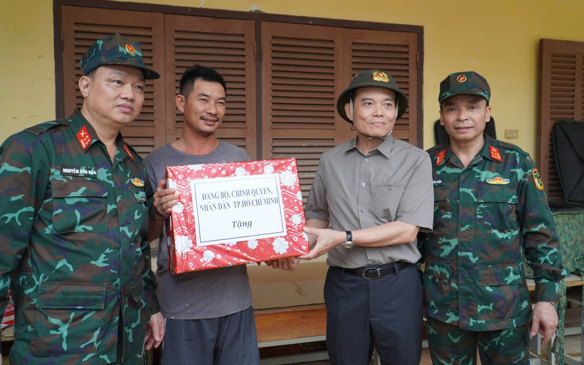 TP HCM sẻ chia kịp thời để người dân vùng lũ sớm ổn định cuộc sống