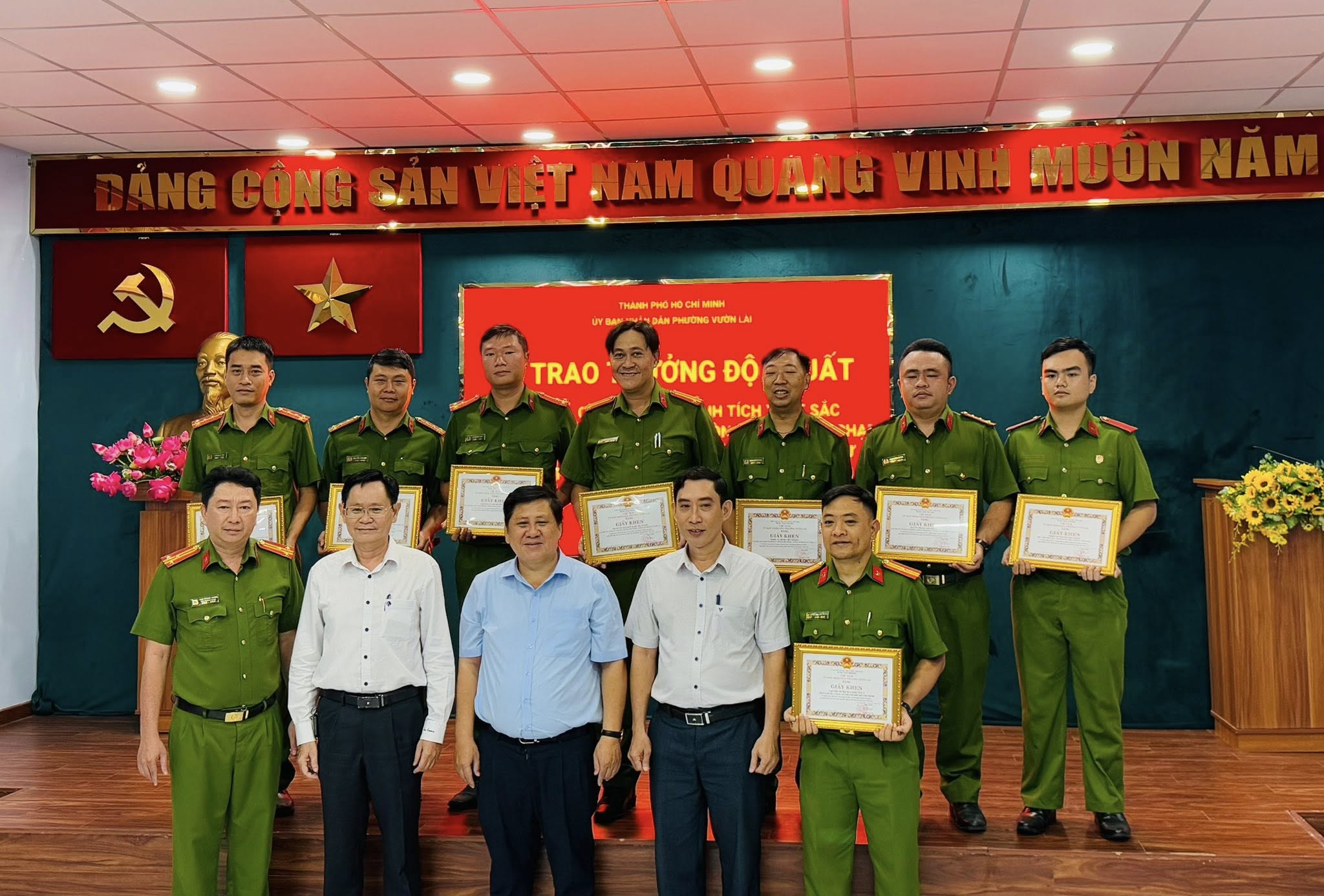 TPHCM: Bắt 2 thanh ni&ecirc;n x&ocirc;ng v&agrave;o cửa h&agrave;ng Family Mart cướp t&agrave;i sản  - Ảnh 1.