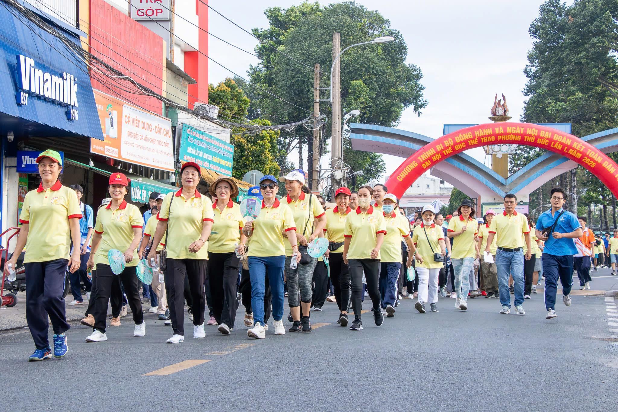 Hơn 2.000 người c&ugrave;ng nhau đi bộ ở phường Thủ Đức - Ảnh 1.