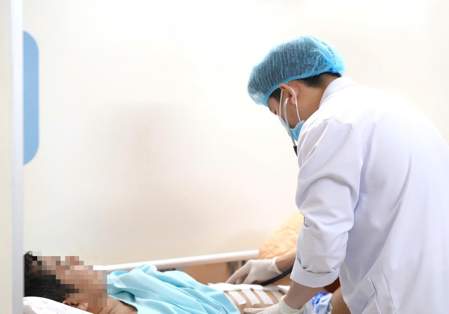 Cứu sống bệnh nh&acirc;n bị vỡ n&aacute;t phần gan do tai nạn giao th&ocirc;ng - Ảnh 1.