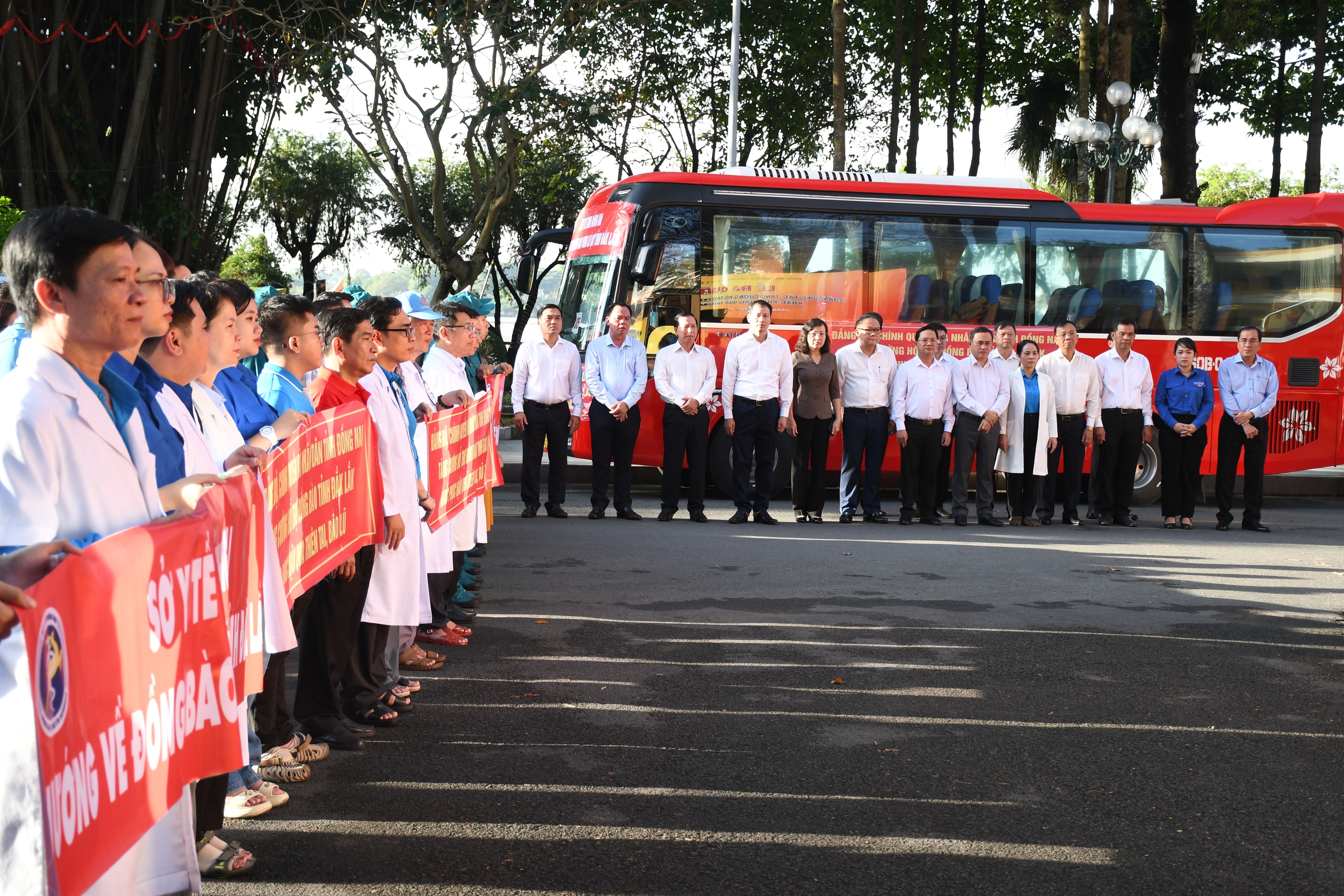 Đồng Nai hỗ trợ Đắk Lắk khắc phục thi&ecirc;n tai với h&agrave;ng trăm người v&agrave; vật phẩm cứu trợ - Ảnh 1.