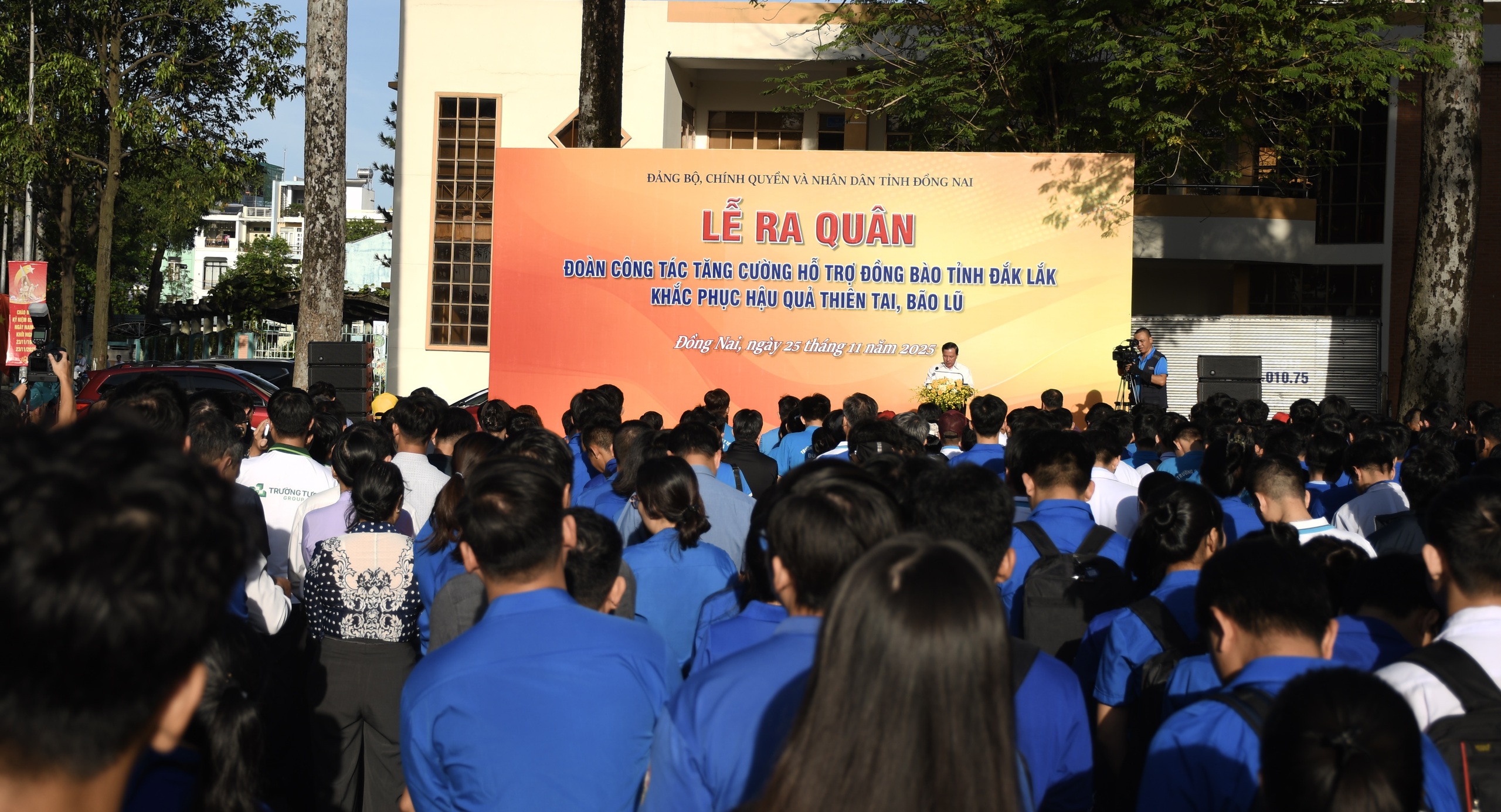 Đồng Nai hỗ trợ Đắk Lắk khắc phục thi&ecirc;n tai với h&agrave;ng trăm người v&agrave; vật phẩm cứu trợ - Ảnh 4.