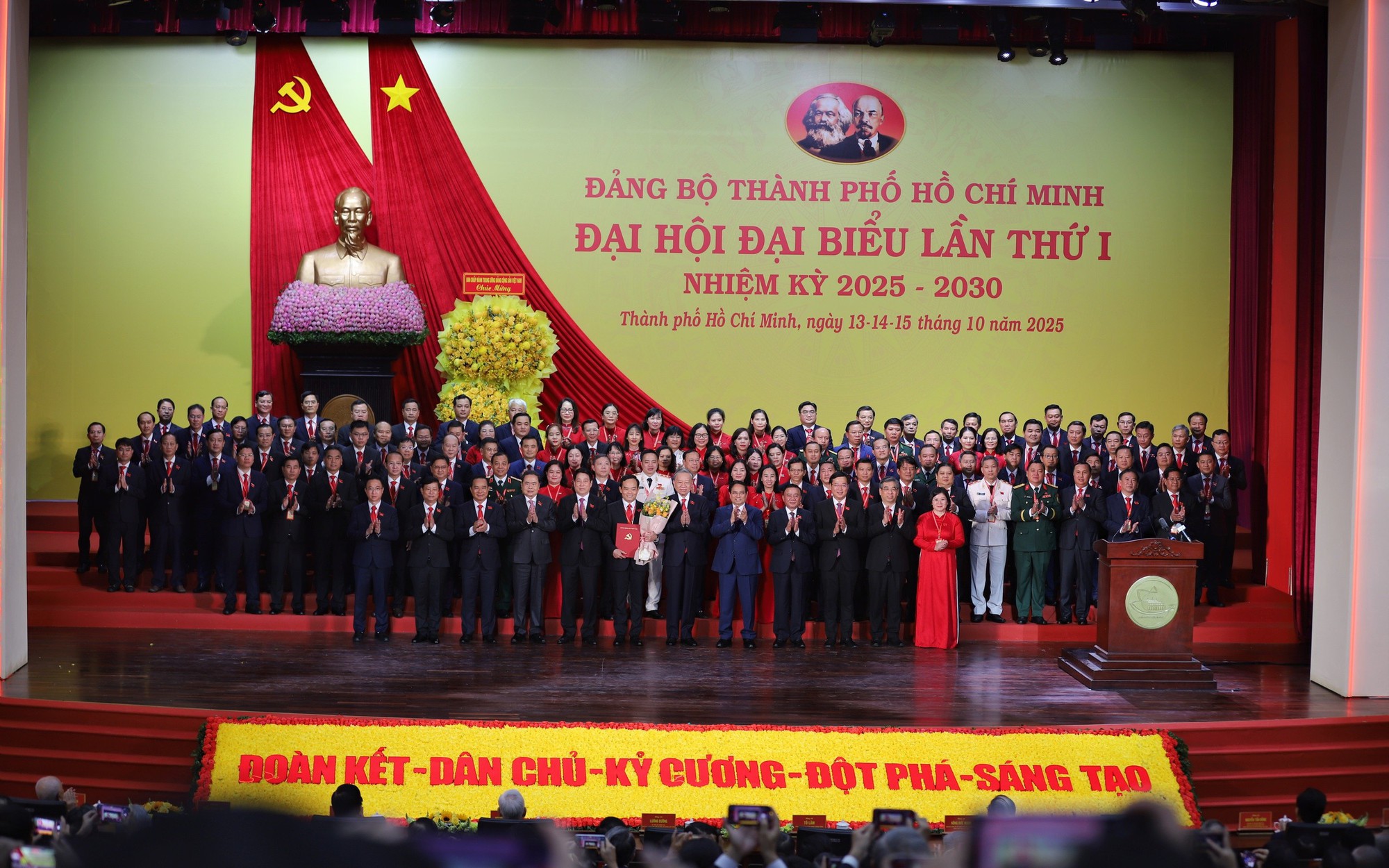 Ph&acirc;n c&ocirc;ng c&ocirc;ng t&aacute;c Chủ tịch v&agrave; 9 Ph&oacute; Chủ tịch UBND TPHCM - Ảnh 9.