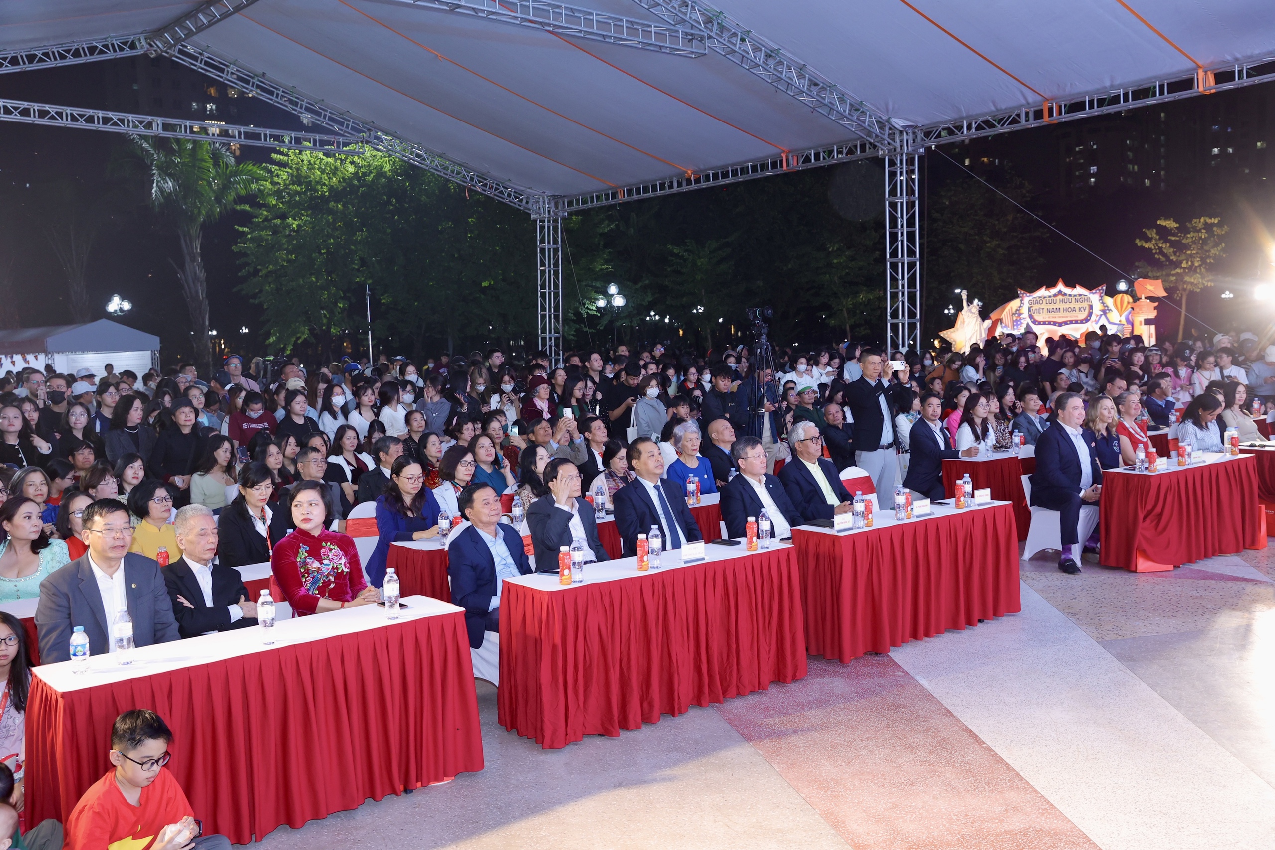 Vietnam-US friendship festival lights up Hanoi in joyful celebration - Ảnh 21.