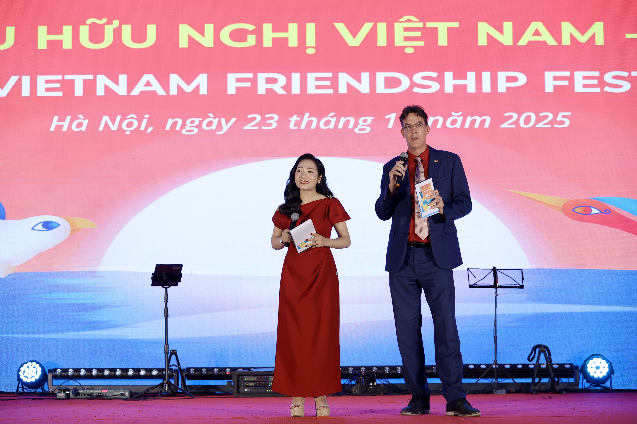 Vietnam-US friendship festival lights up Hanoi in joyful celebration - Ảnh 20.
