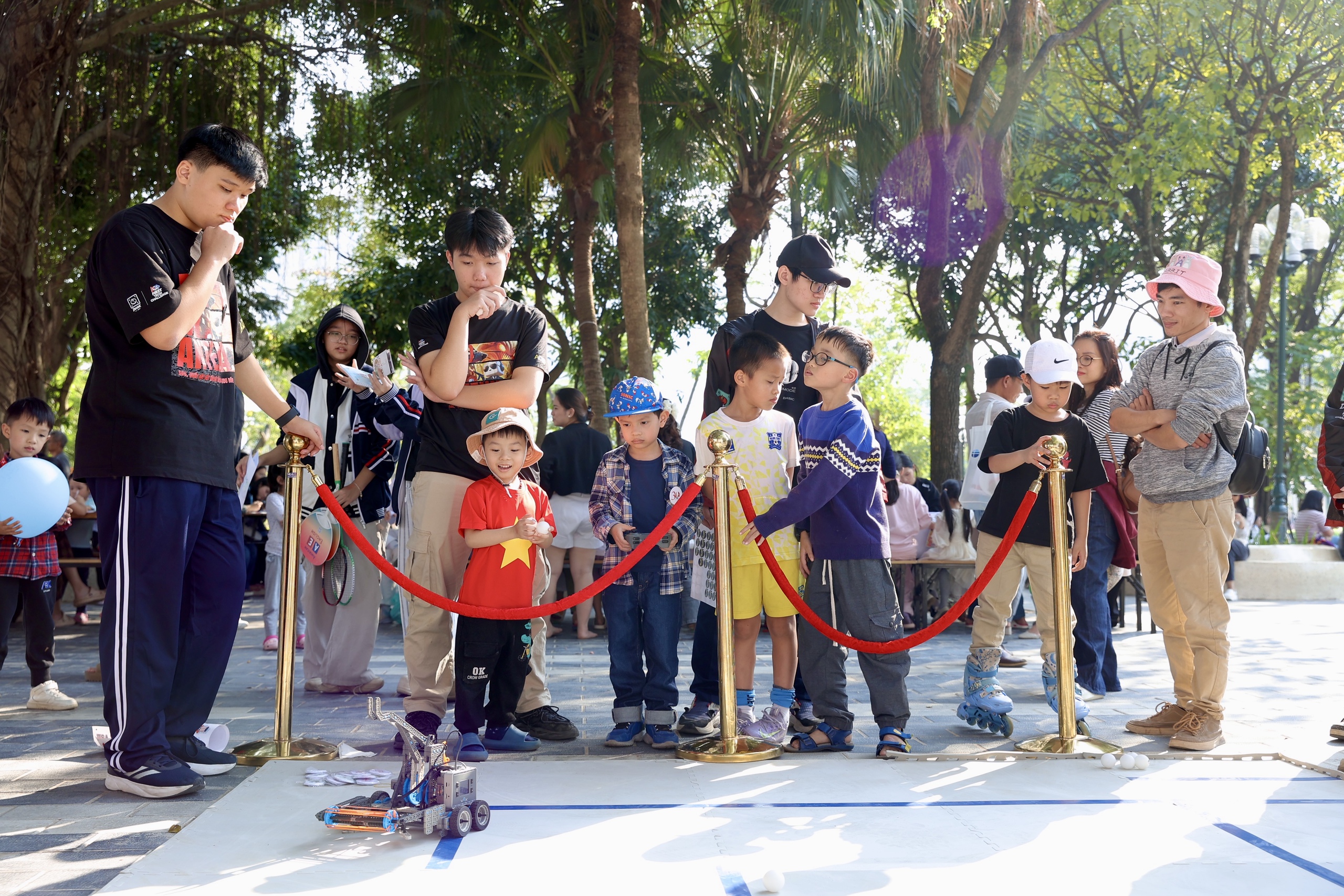 Vietnam-US friendship festival lights up Hanoi in joyful celebration - Ảnh 14.
