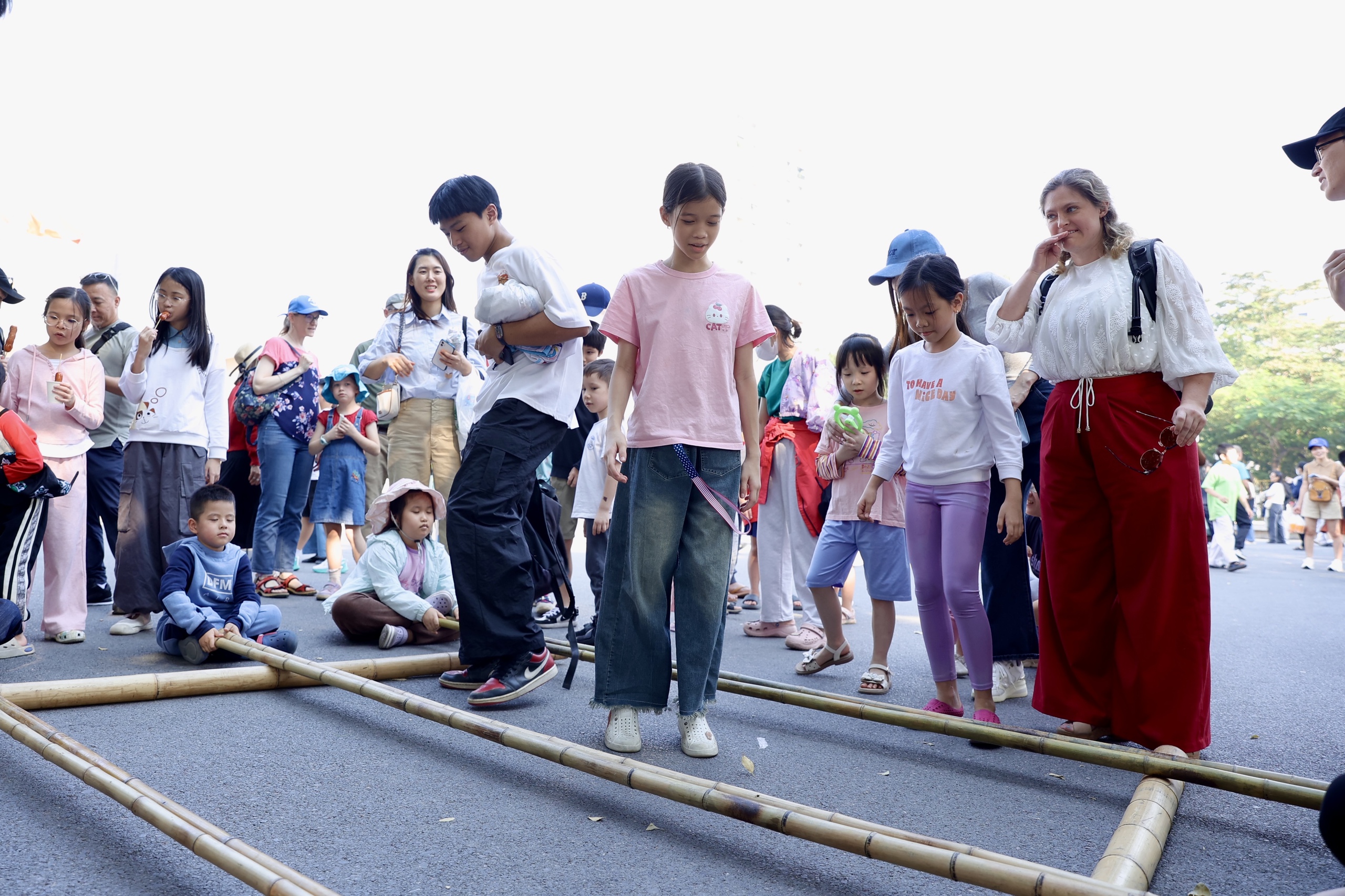 Vietnam-US friendship festival lights up Hanoi in joyful celebration - Ảnh 13.