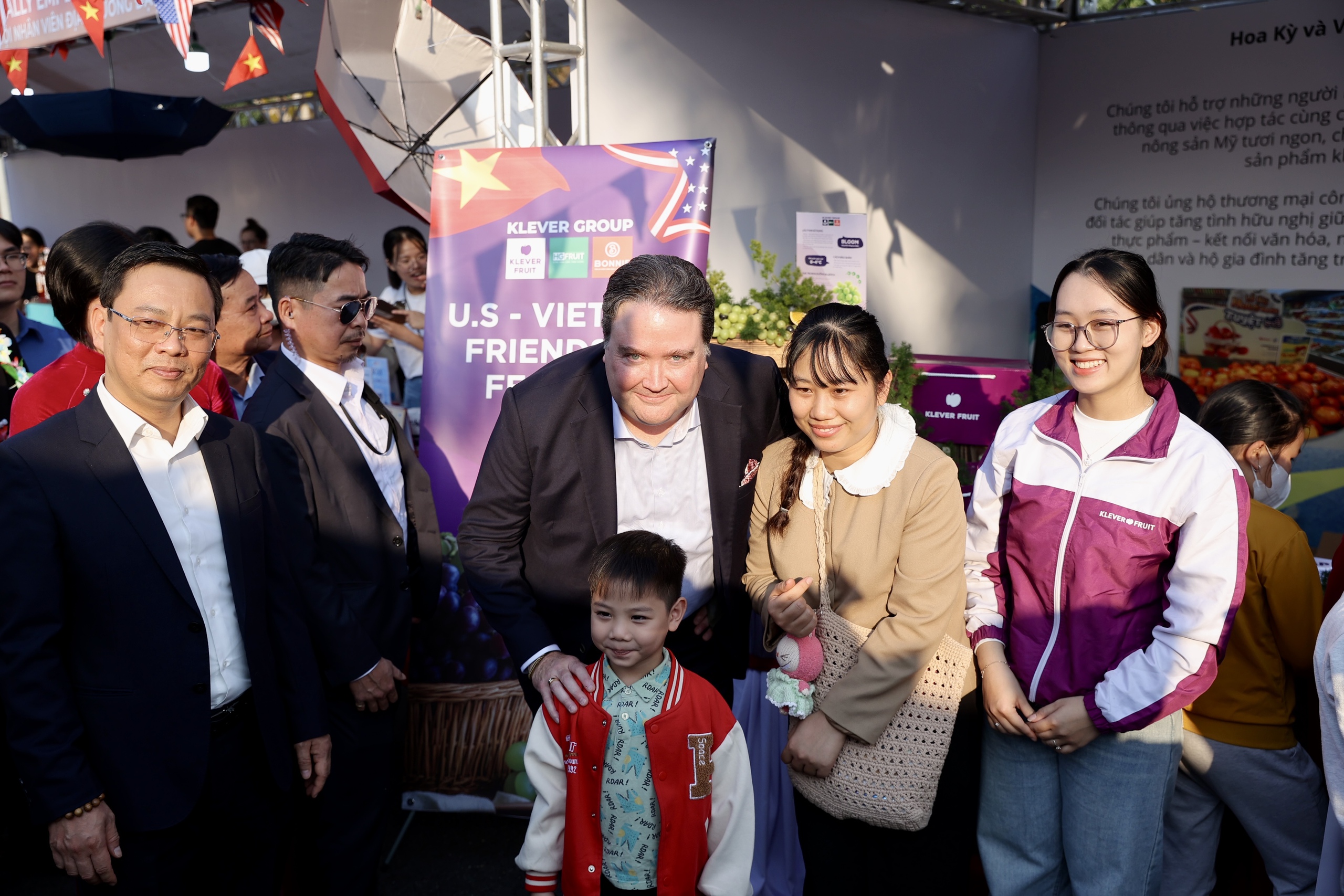 Vietnam-US friendship festival lights up Hanoi in joyful celebration - Ảnh 9.