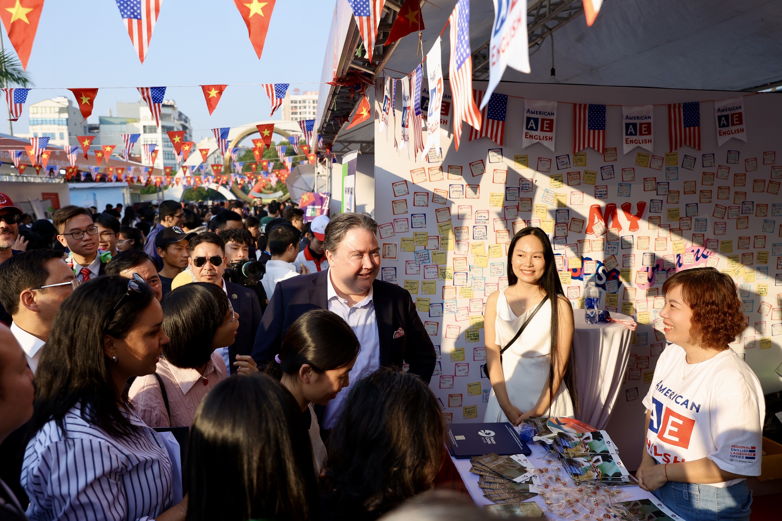 Vietnam-US friendship festival lights up Hanoi in joyful celebration - Ảnh 8.