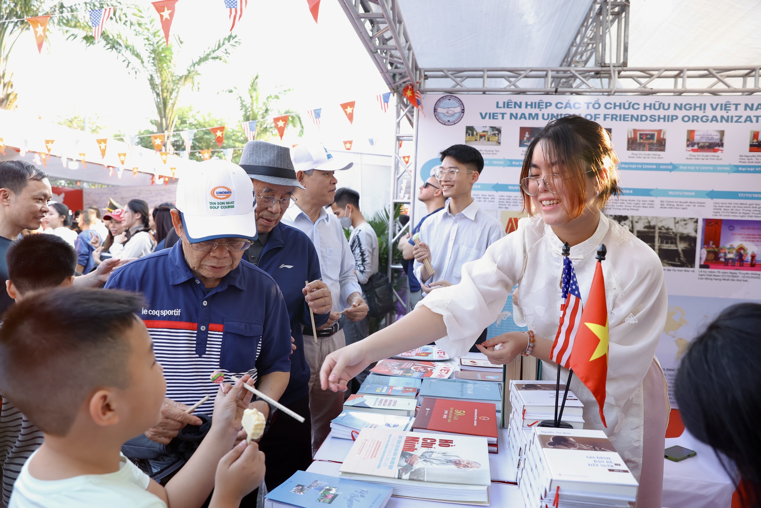 Vietnam-US friendship festival lights up Hanoi in joyful celebration - Ảnh 7.