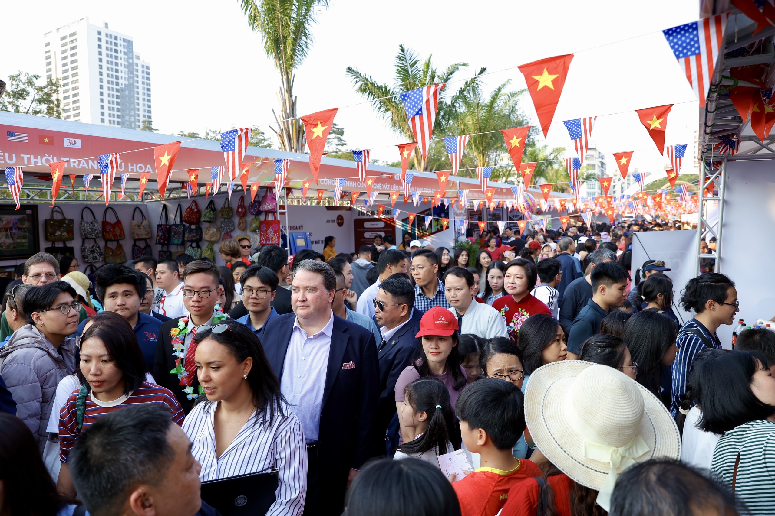 Vietnam-US friendship festival lights up Hanoi in joyful celebration - Ảnh 6.