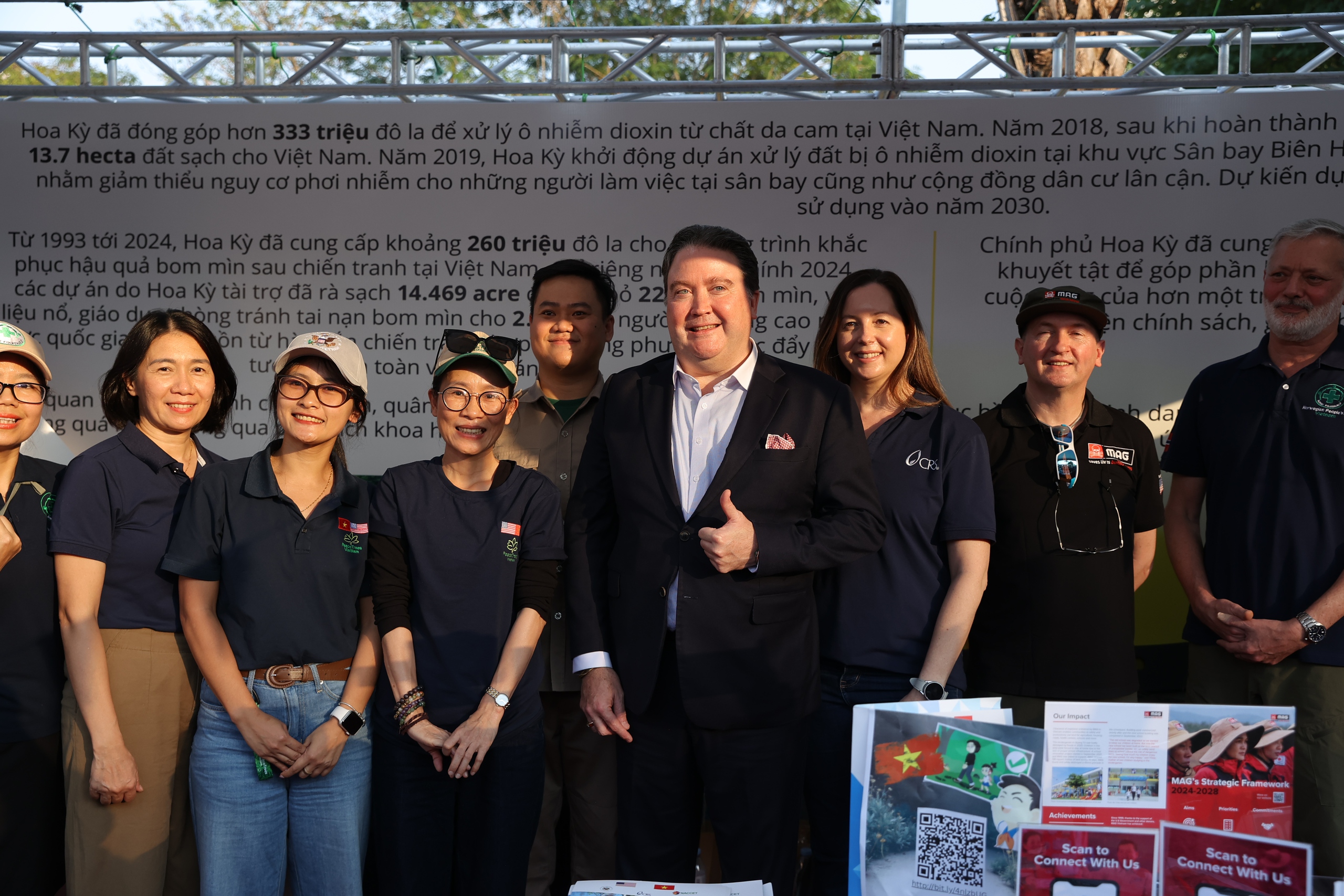 Vietnam-US friendship festival lights up Hanoi in joyful celebration - Ảnh 18.