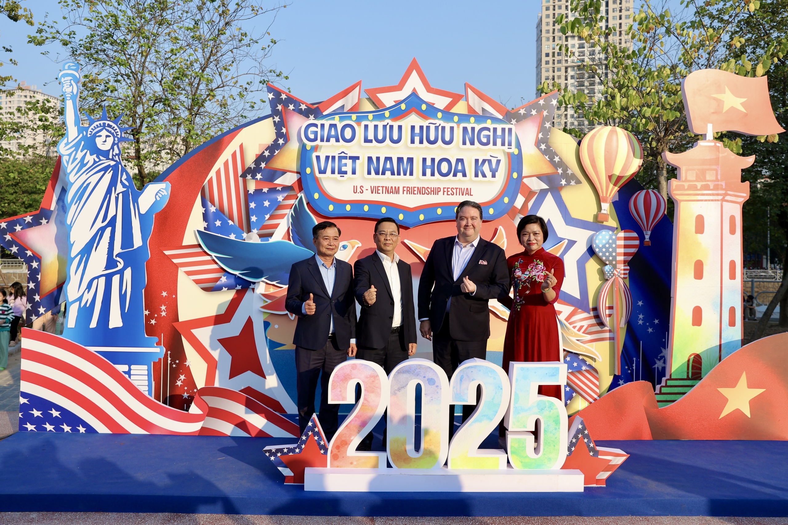 Vietnam-US friendship festival lights up Hanoi in joyful celebration - Ảnh 4.
