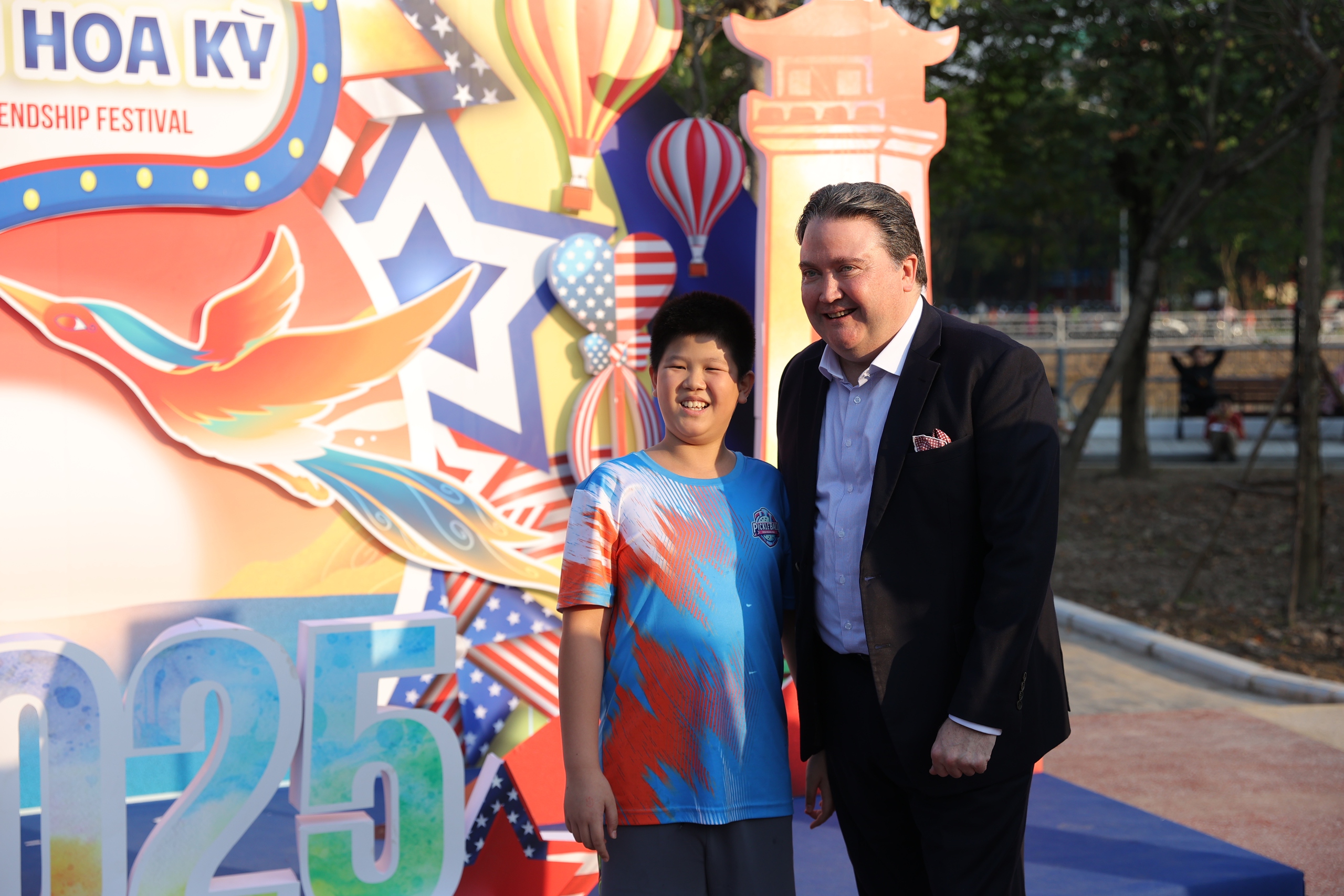 Vietnam-US friendship festival lights up Hanoi in joyful celebration - Ảnh 16.