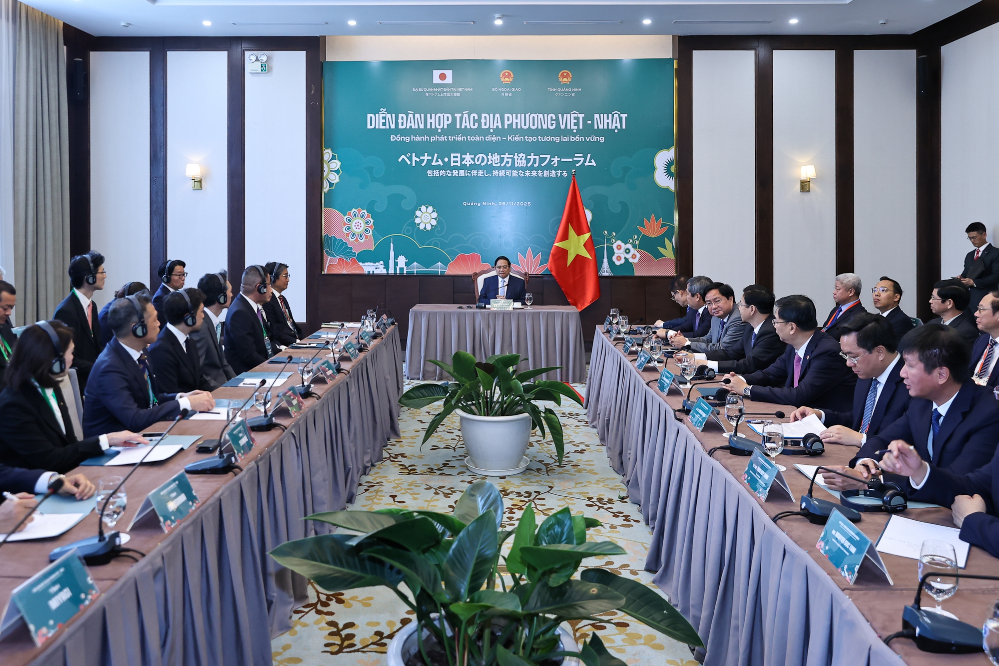 Thủ tướng Phạm Minh Ch&iacute;nh tiếp l&atilde;nh đạo Nhật Bản tại diễn đ&agrave;n hợp t&aacute;c địa phương - Ảnh 1.