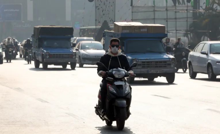 B&aacute;o động đỏ tại Iran, sương m&ugrave; độc hại khiến h&agrave;ng chục ng&agrave;n người chết - Ảnh 1.