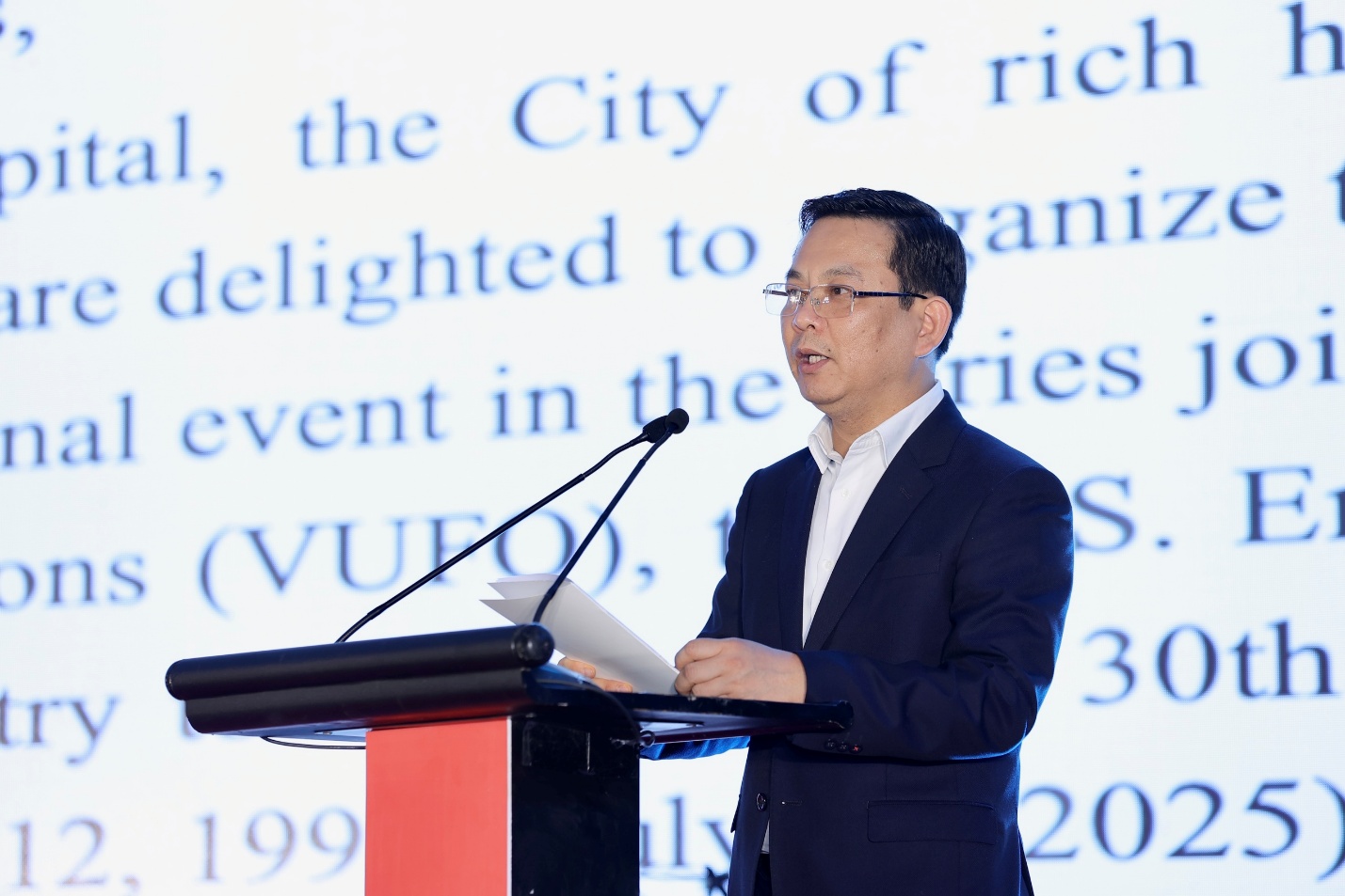 Vietnam-US friendship festival lights up Hanoi in joyful celebration - Ảnh 2.