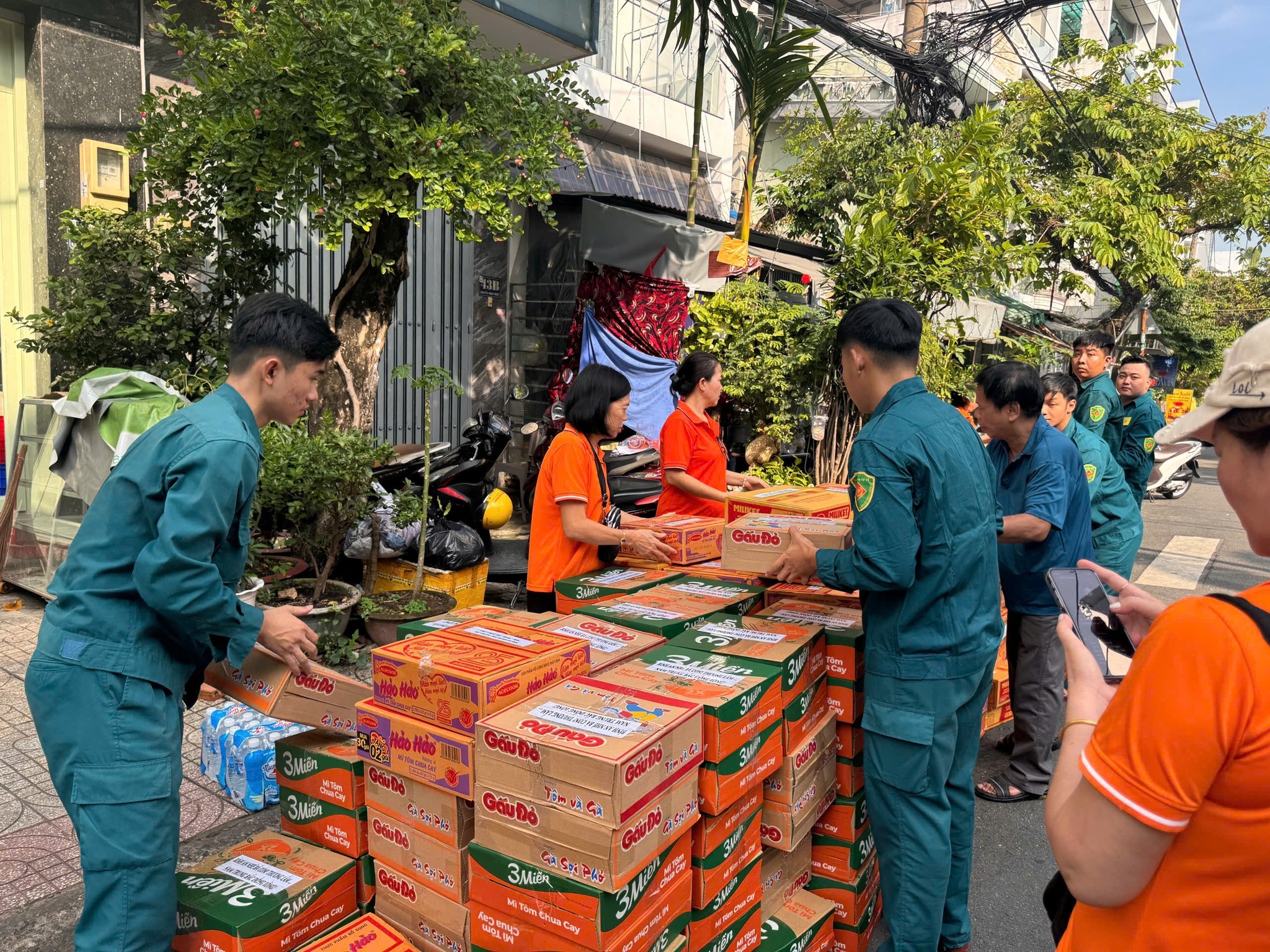 Những h&igrave;nh ảnh ấm &aacute;p m&agrave; nh&oacute;i l&ograve;ng ở TPHCM - Ảnh 2.