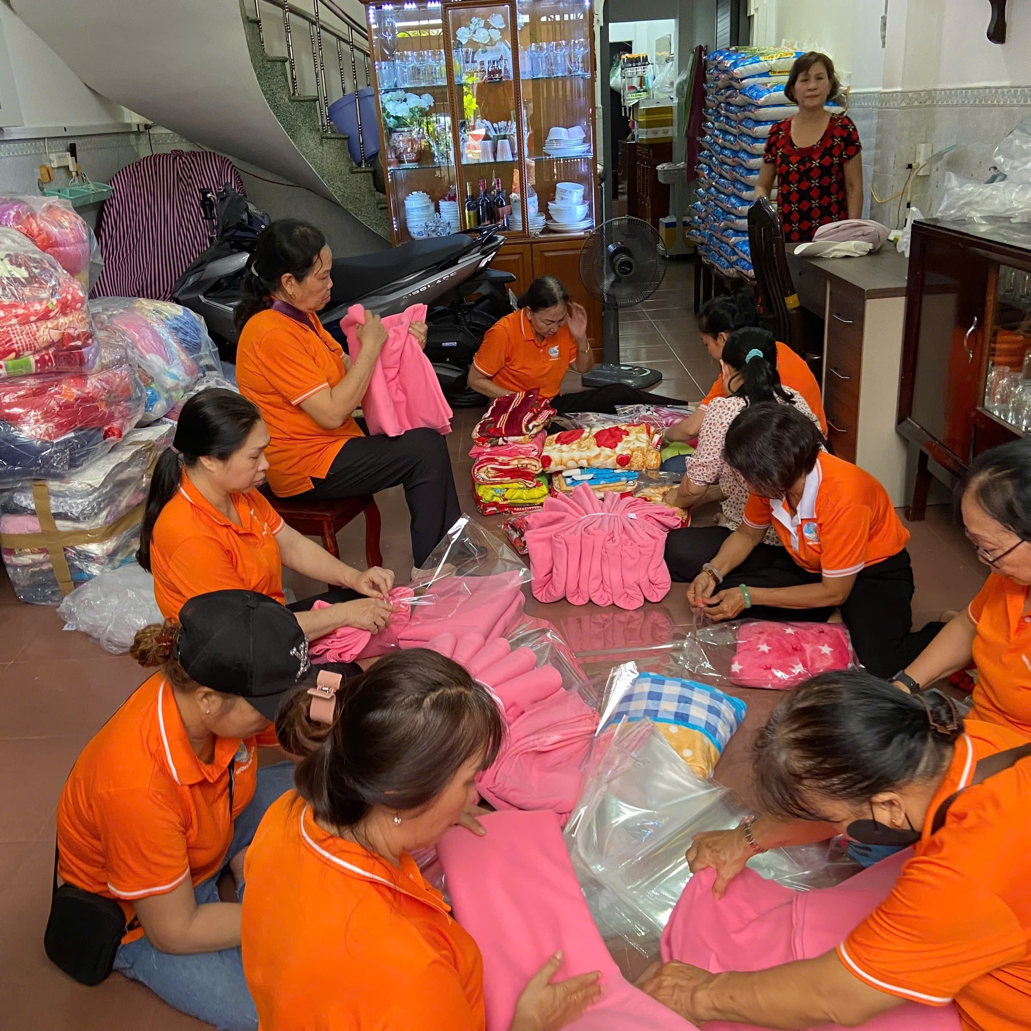 Những h&igrave;nh ảnh ấm &aacute;p m&agrave; nh&oacute;i l&ograve;ng ở TPHCM - Ảnh 1.