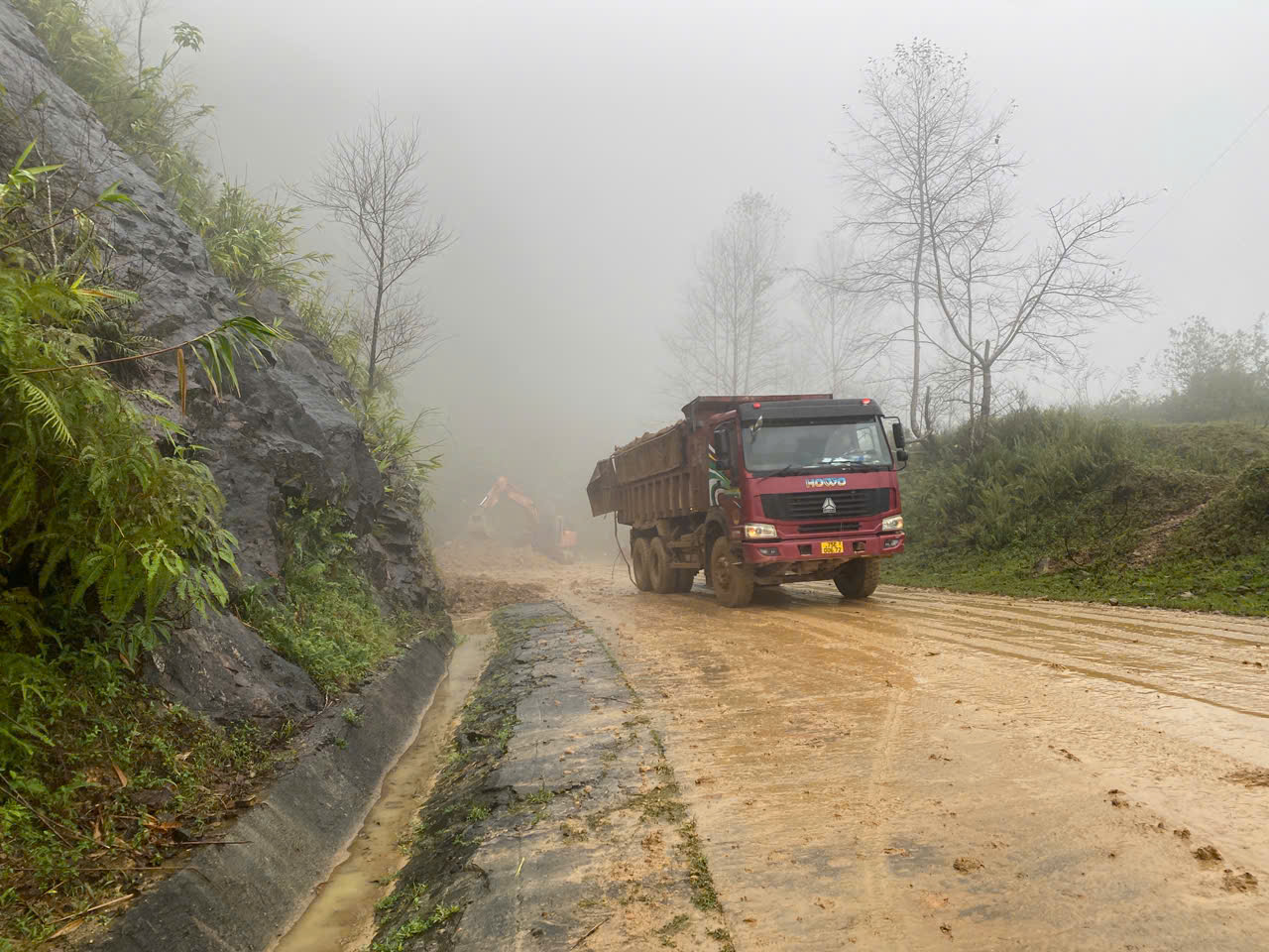 Cận cảnh cung đường sạt lở tr&ecirc;n d&atilde;y Trường Sơn - Ảnh 9.