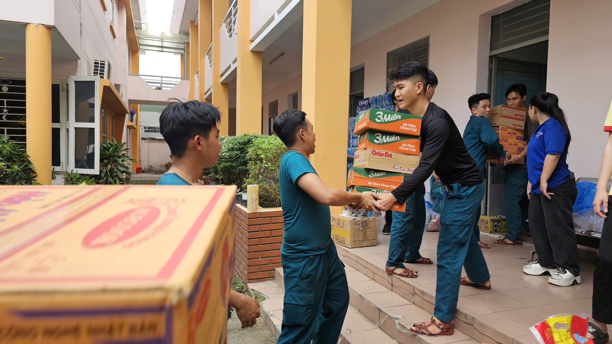 Những h&igrave;nh ảnh ấm &aacute;p m&agrave; nh&oacute;i l&ograve;ng ở TPHCM - Ảnh 7.