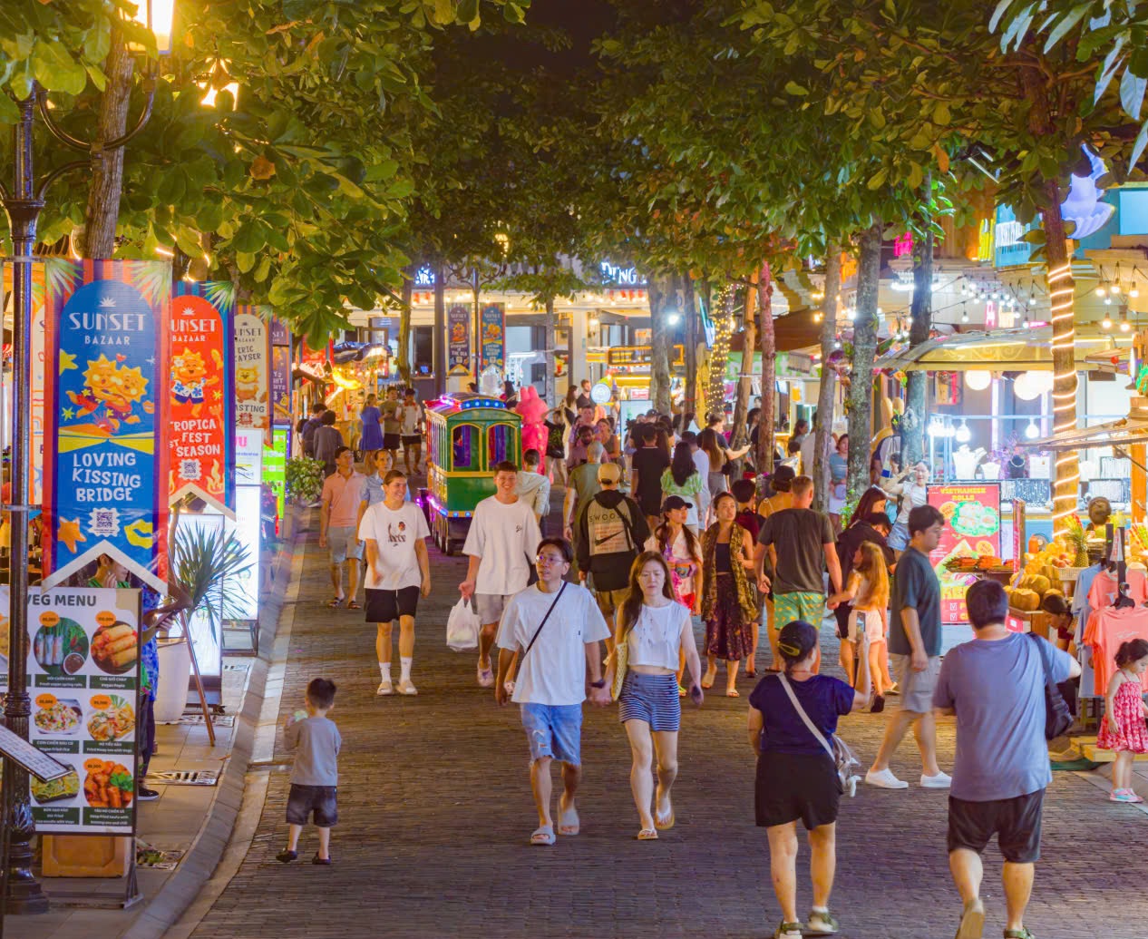 Phu Quoc sees an explosion of international tourists - Ảnh 4.