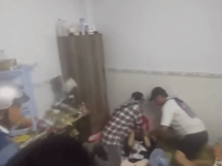 TPHCM: Bắt 2 thanh ni&ecirc;n x&ocirc;ng v&agrave;o cửa h&agrave;ng Family Mart cướp t&agrave;i sản  - Ảnh 2.