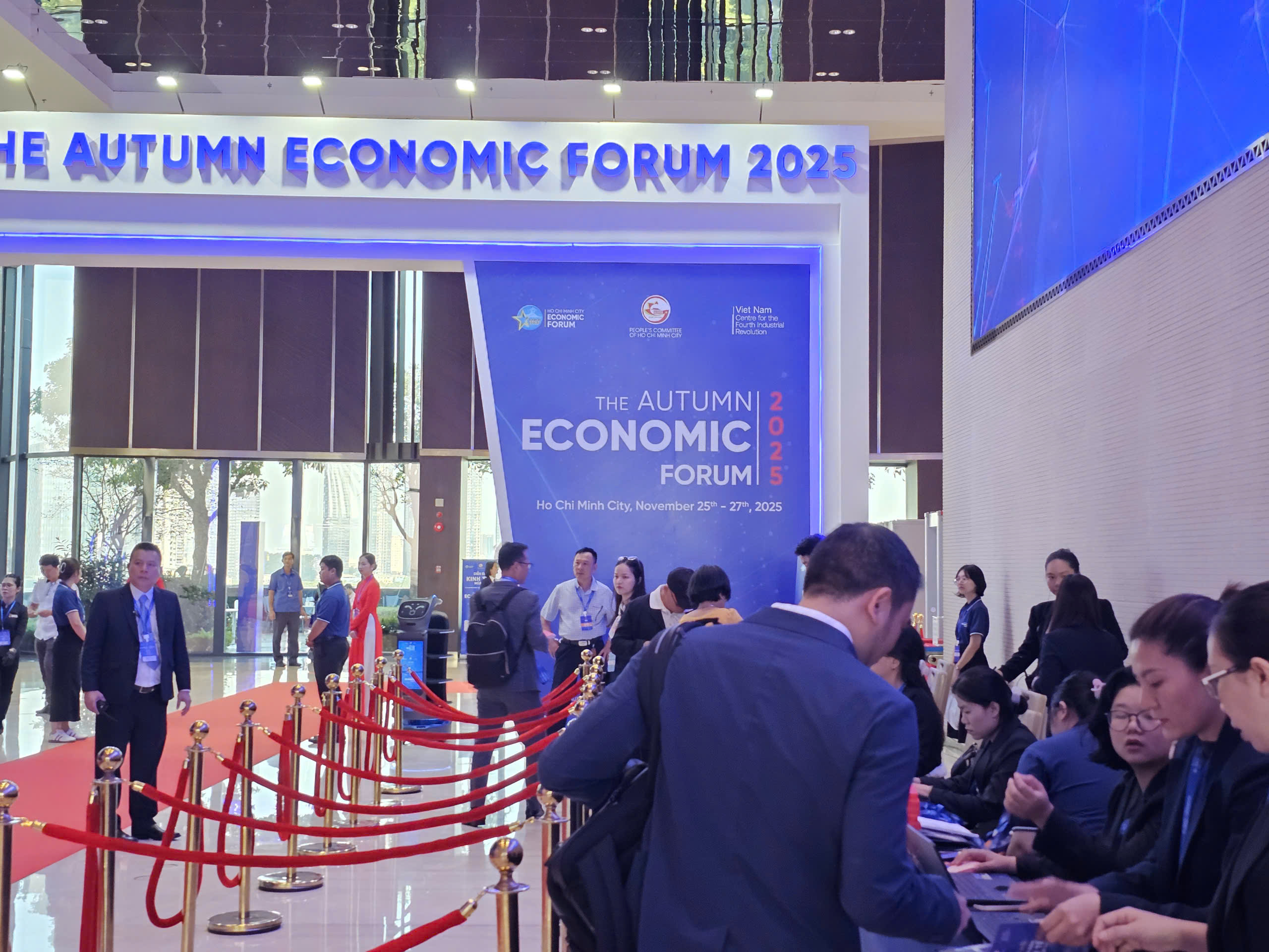 Hình ảnh an ninh thắt chặt nhiều lớp tại Diễn đàn Kinh tế mùa thu 2025 - Ảnh 4.