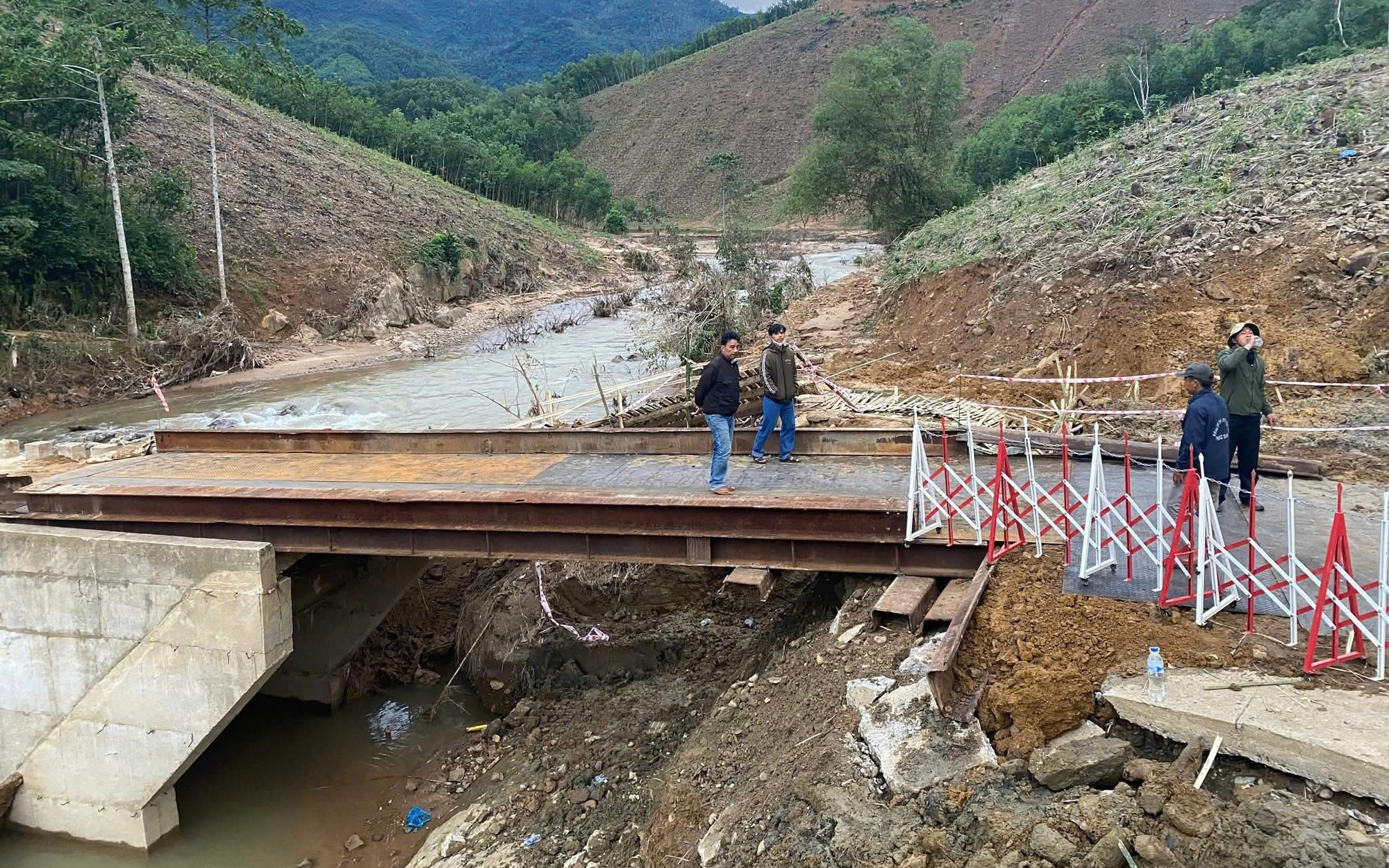 Lắp tạm dầm thép trên cây cầu bị lũ cuốn gãy đôi