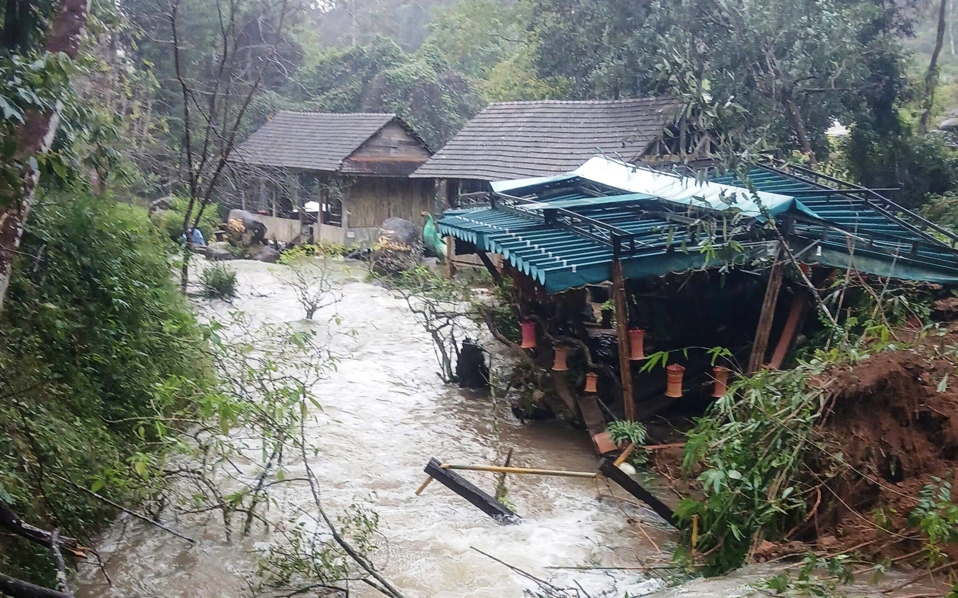 Thác Pa Sỹ sạt lở nghiêm trọng, tạm dừng đón khách du lịch