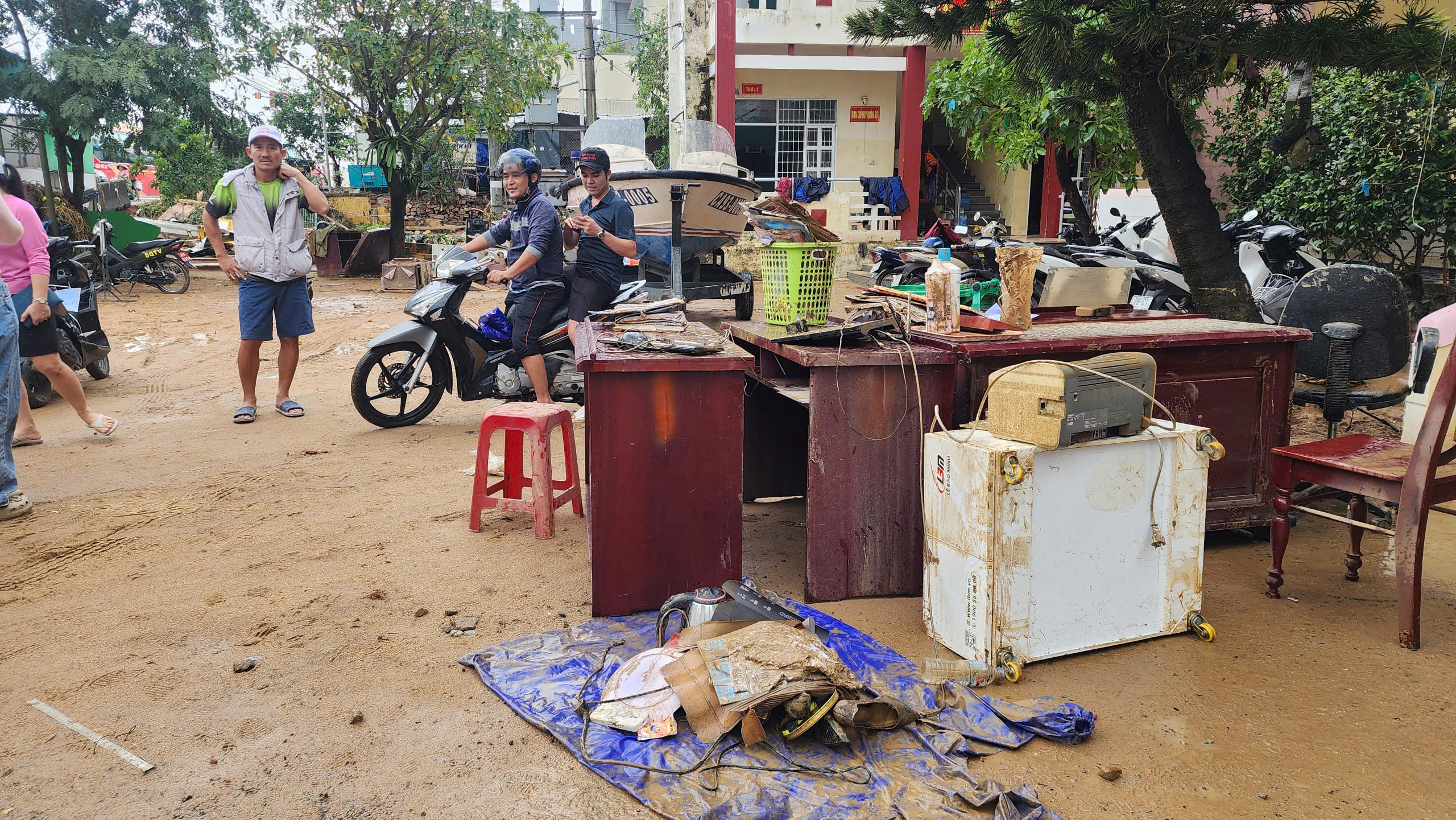 Báo Người Lao Động phát động chương trình “Triệu tập vở cho học sinh vùng bị thiên tai” - Ảnh 2.
