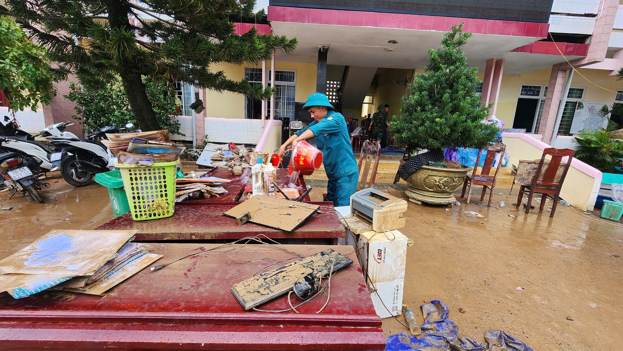 Báo Người Lao Động phát động chương trình “Triệu tập vở cho học sinh vùng bị thiên tai” - Ảnh 4.