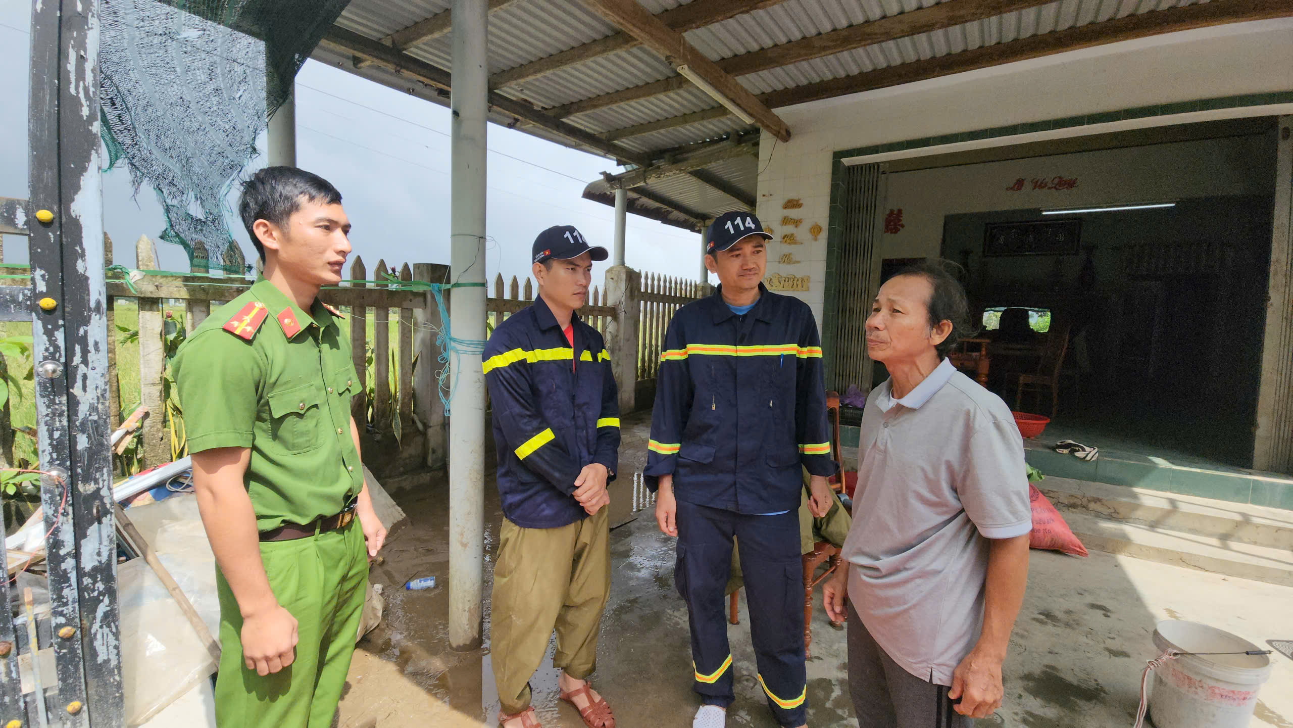Báo Người Lao Động phát động chương trình “Triệu tập vở cho học sinh vùng bị thiên tai” - Ảnh 29.