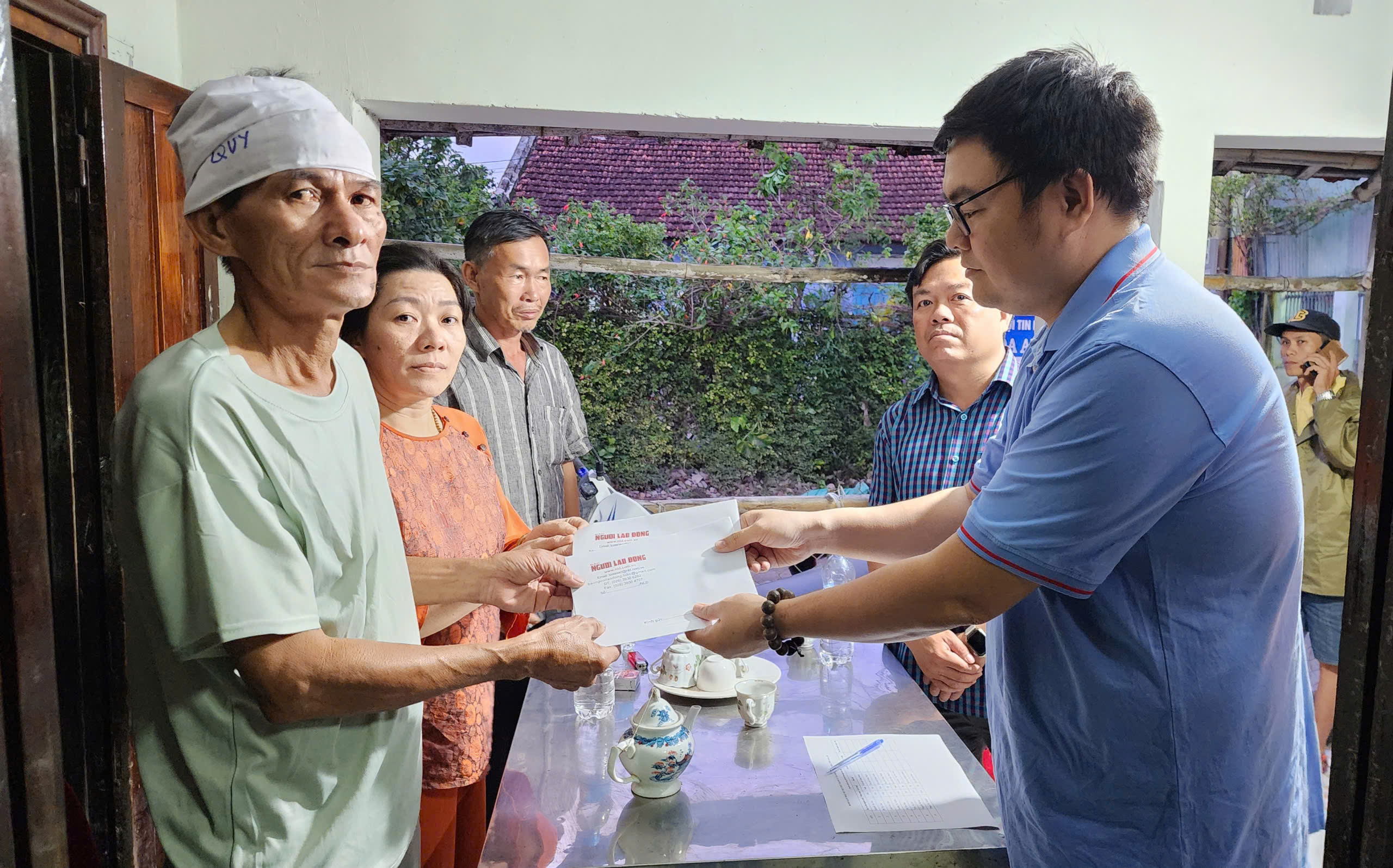 Tr&aacute;i tim miền Trung hỗ trợ gia đ&igrave;nh nạn nh&acirc;n tử vong trong lũ lụt Đắk Lắk - Ảnh 1.