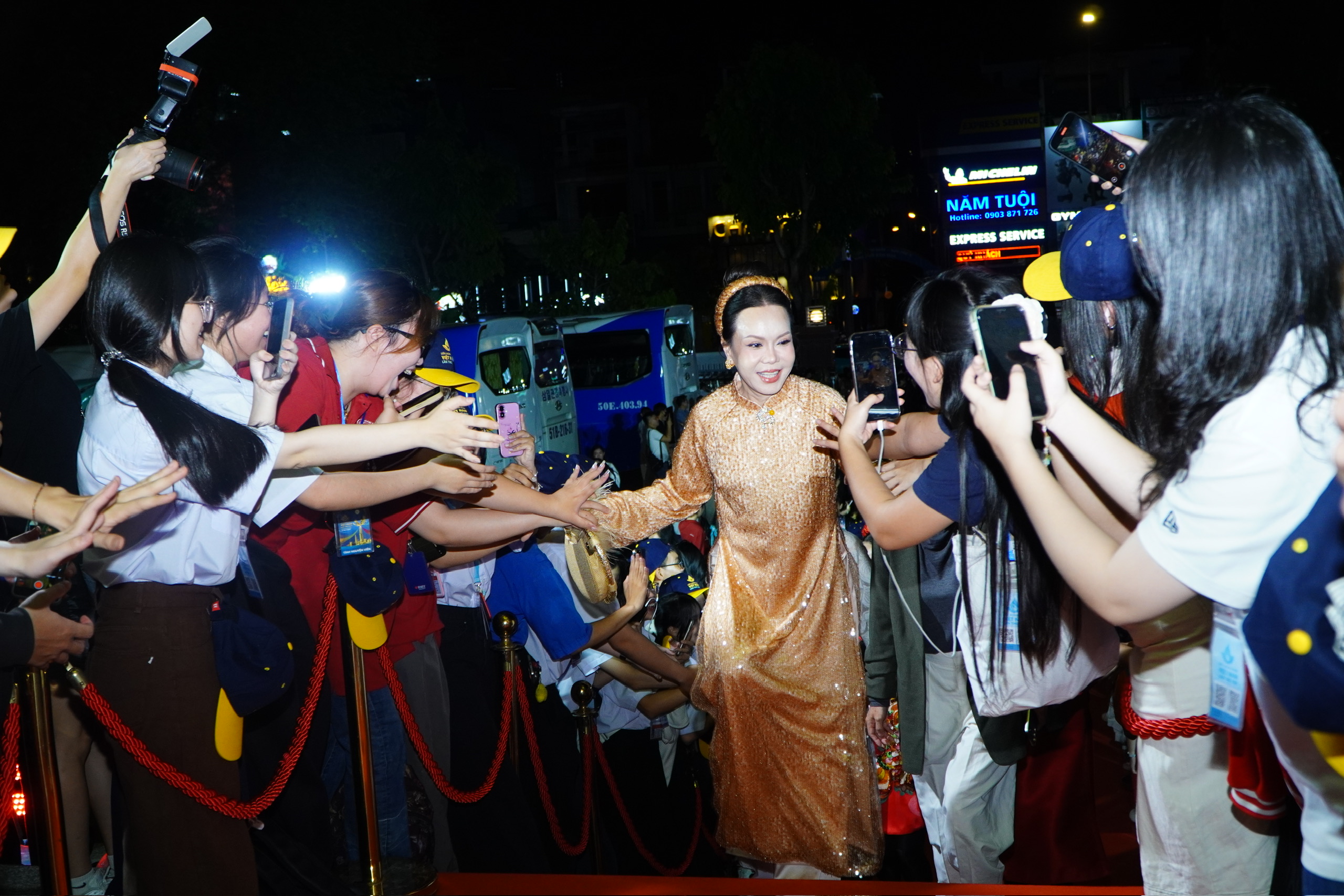 Trấn Thành, dàn mỹ nam "Mưa đỏ"… khuấy động thảm đỏ! - Ảnh 11.