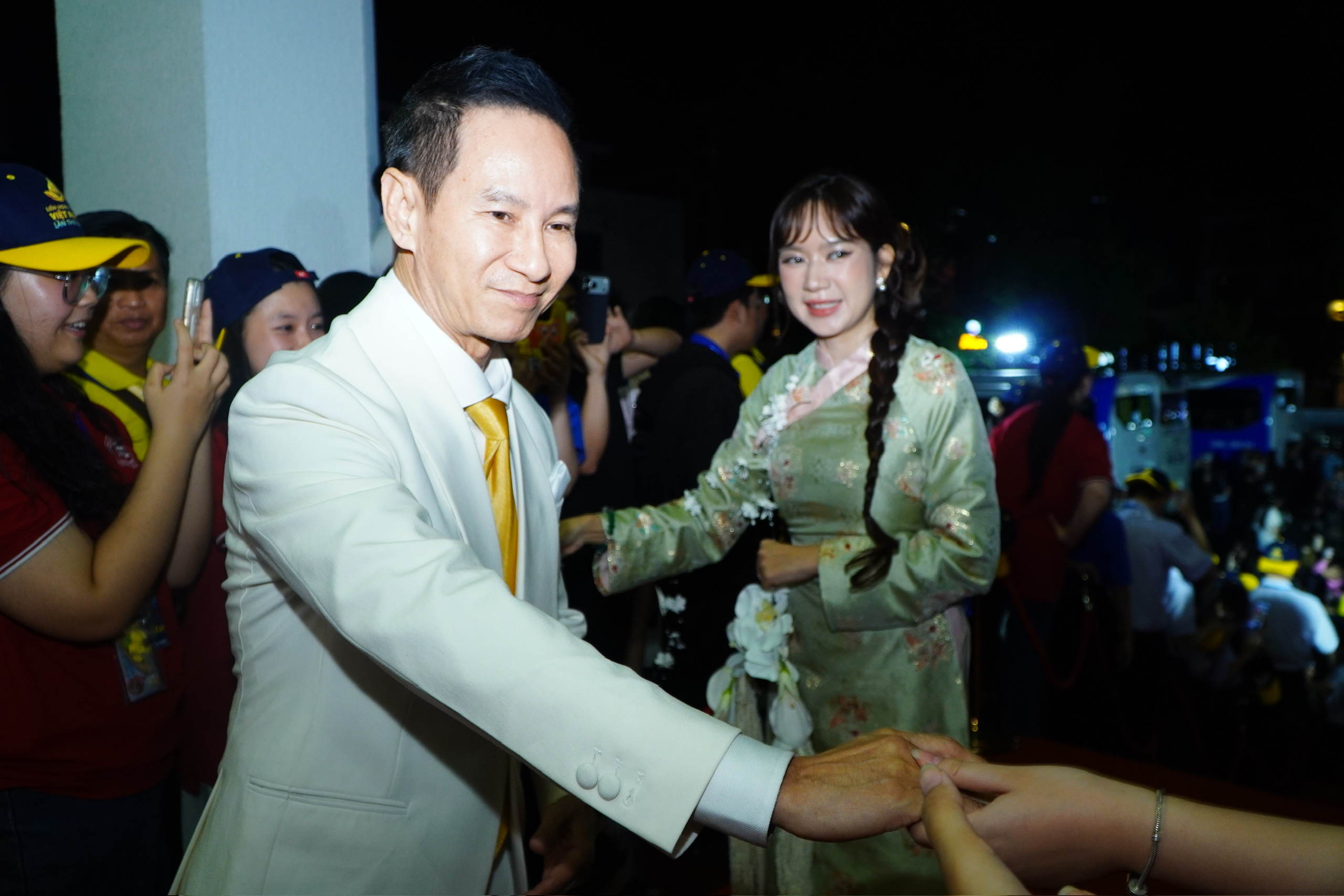 Trấn Thành, dàn mỹ nam "Mưa đỏ"… khuấy động thảm đỏ! - Ảnh 19.