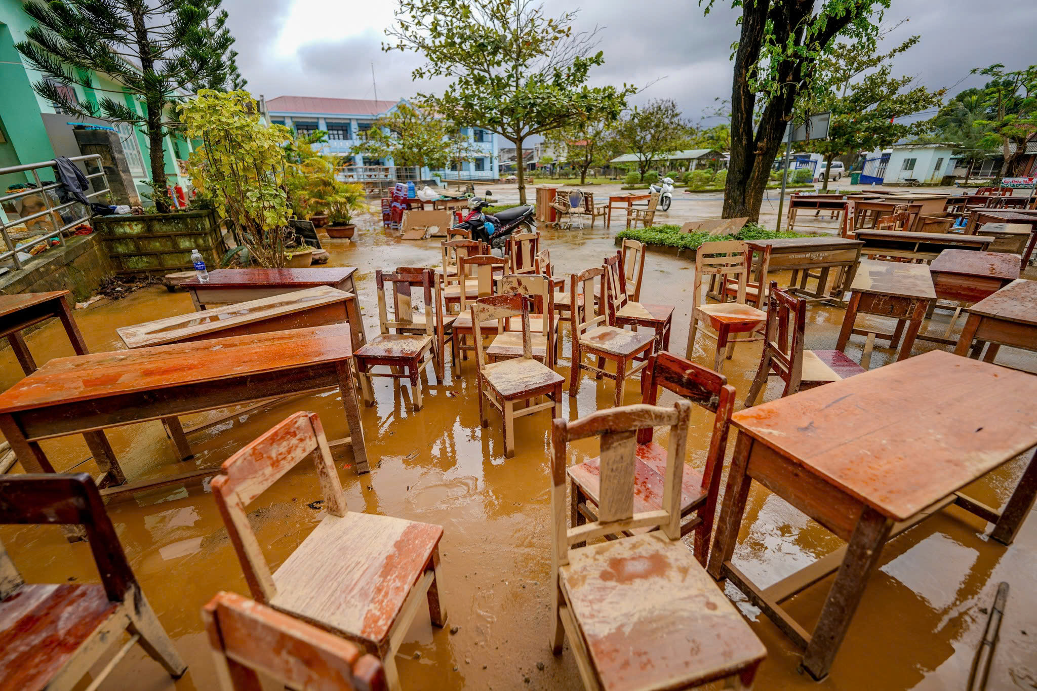 Báo Người Lao Động phát động chương trình “Triệu tập vở cho học sinh vùng bị thiên tai” - Ảnh 16.